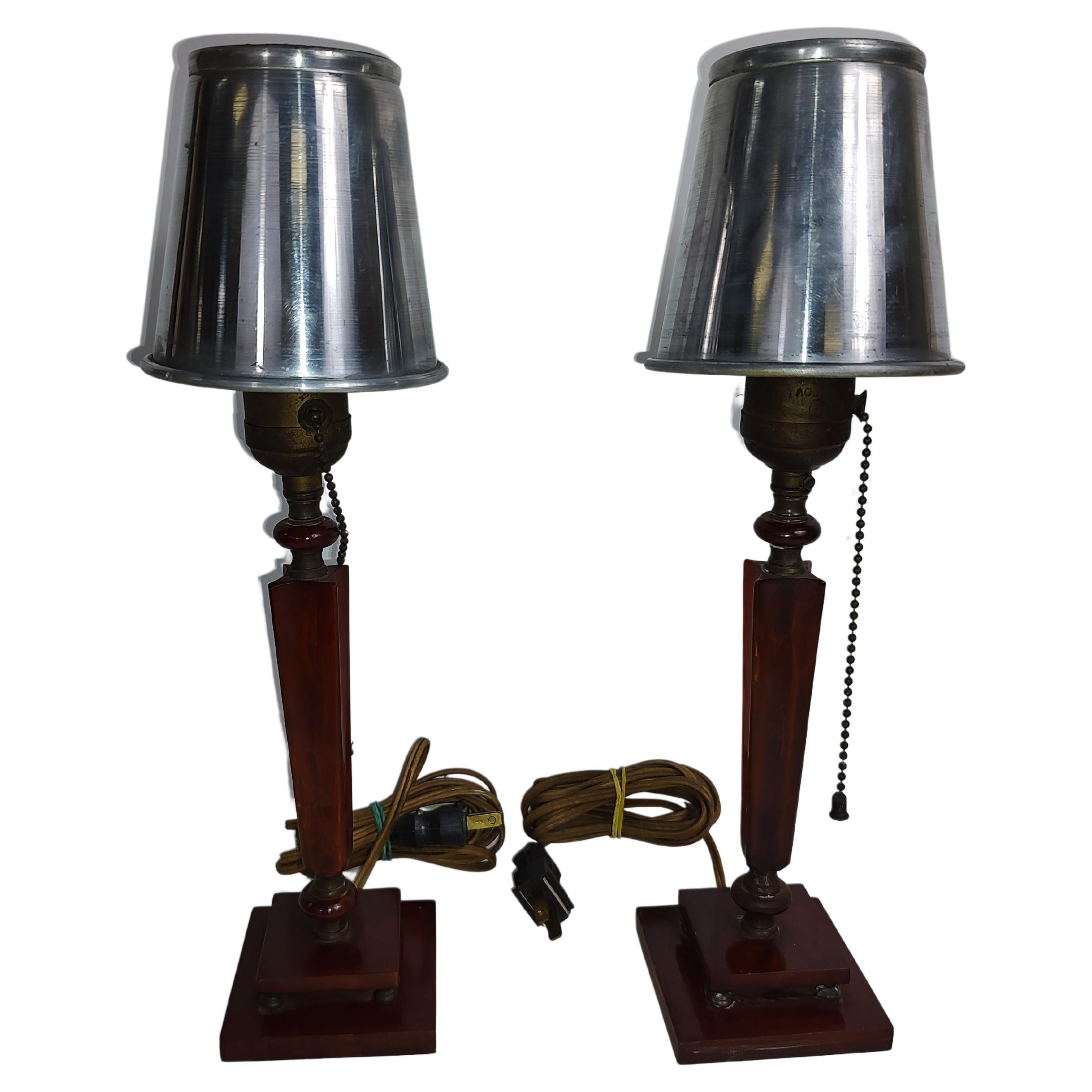 Paar Art Deco Bakelit-Schlafzimmer-Tischlampen aus der Mitte des Jahrhunderts mit Zinnschirmen