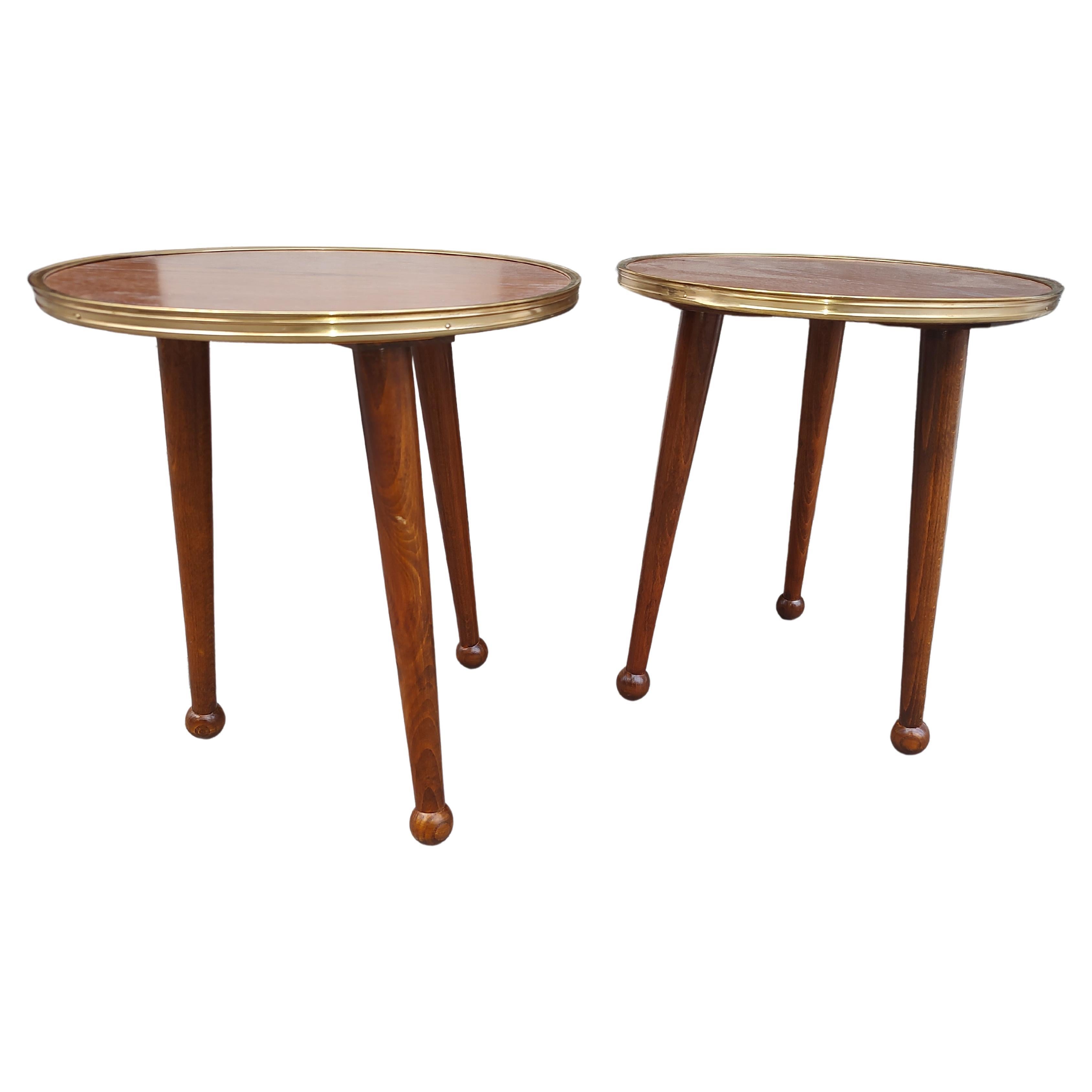 Laiton Paire de tables d'extrémité d'appoint sculpturales en chêne cérusé de style mi-siècle moderne en vente