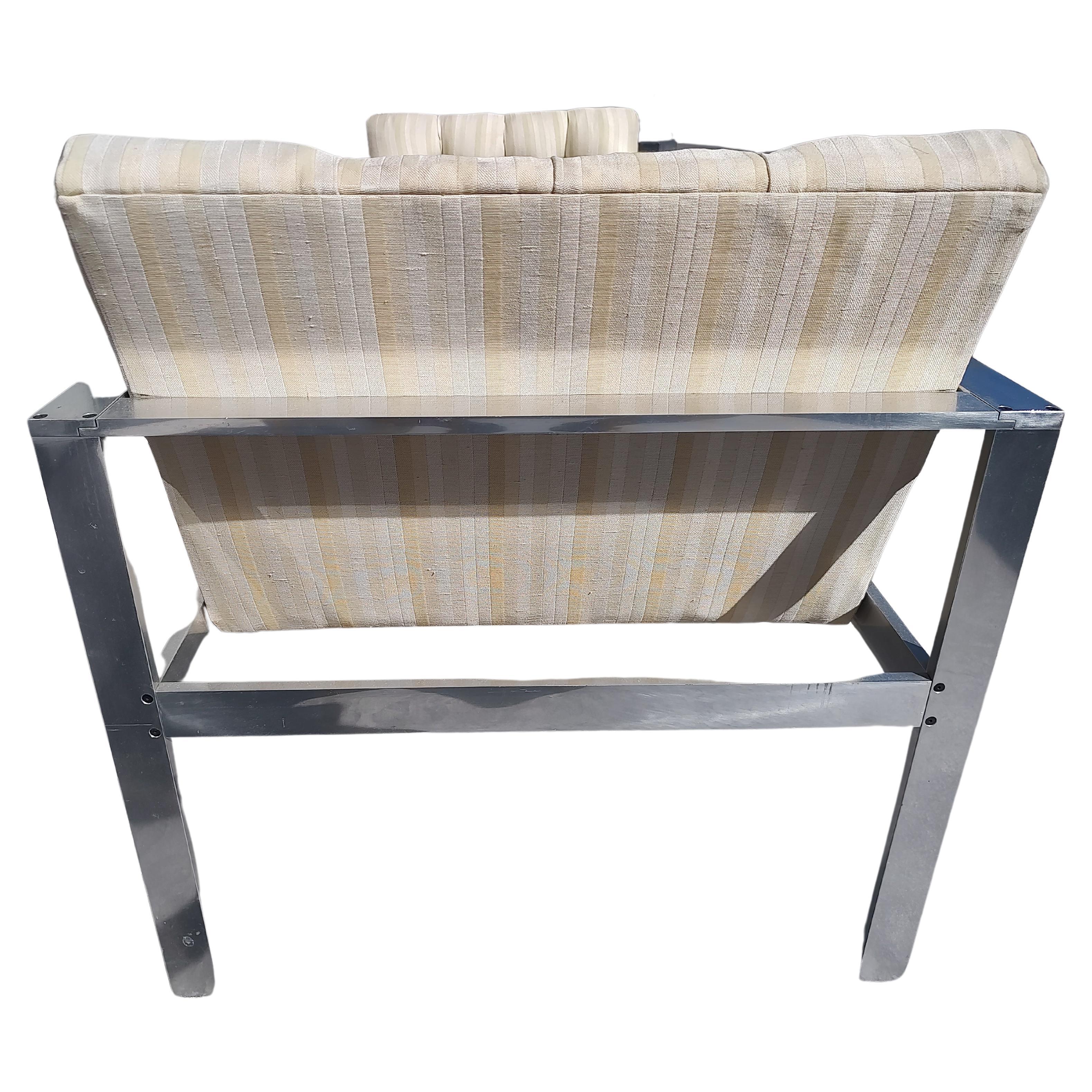 Mid-Century Modern Paire de fauteuils de salon en aluminium touffeté de style mi-siècle moderne, par Harvey Probber en vente