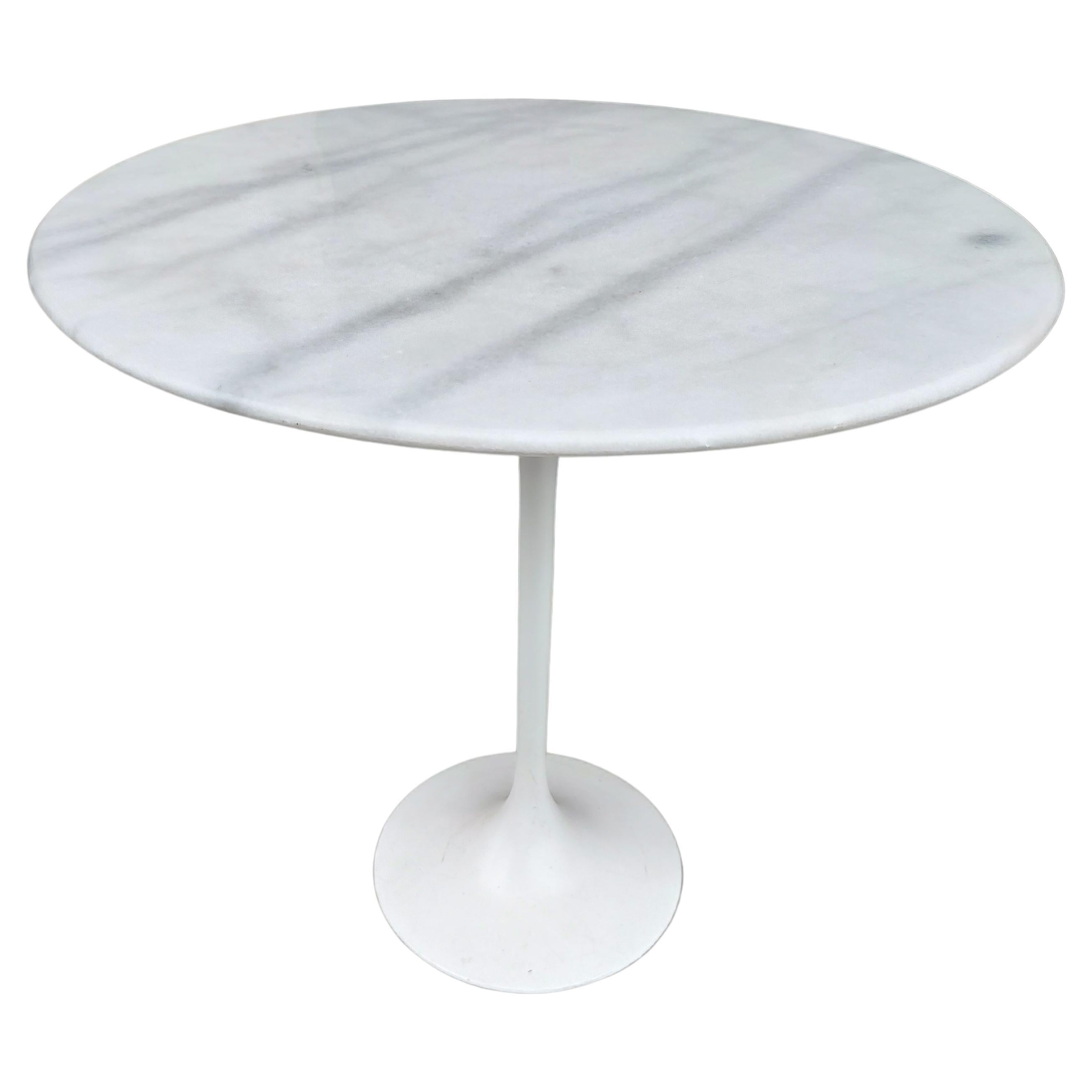 Fin du 20e siècle Table d'appoint de style Tulip Saarinen avec plateau en marbre en vente