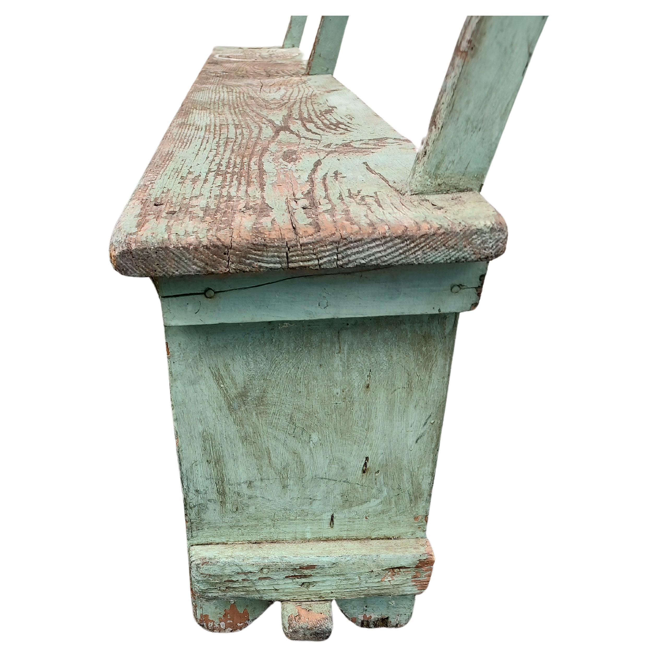 Fabuleuse paire de bancs primitifs de campagne. Début 1900, peinture verte qui a été dégradée au fil des ans. Très solide, pas bancal, usure normale liée à l'âge. Ils feraient d'excellents supports pour plantes lorsqu'ils ne sont pas utilisés comme
