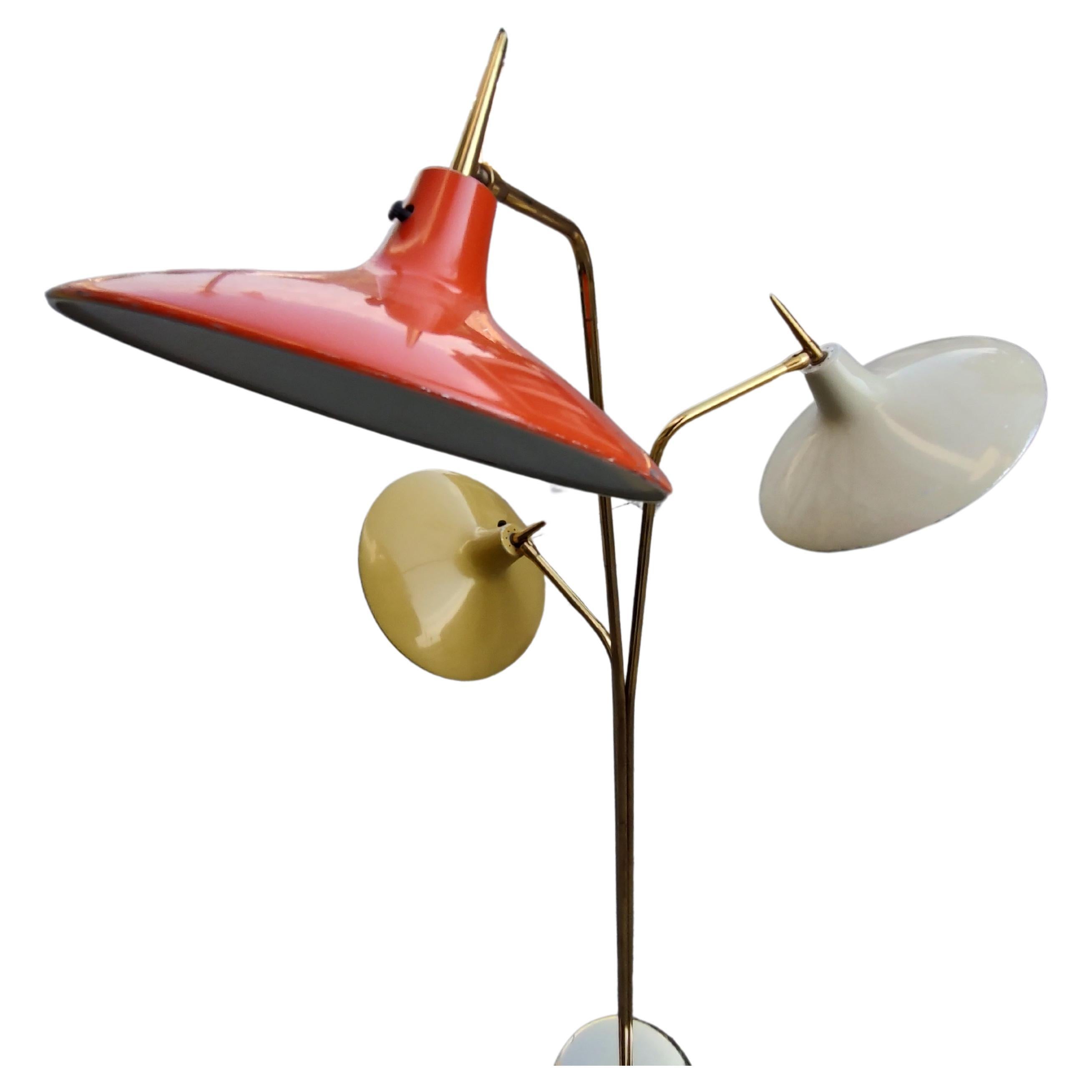 Moderne skulpturale italienische Triennial-Stehlampe mit emaillierten Schirmen, Mitte des Jahrhunderts