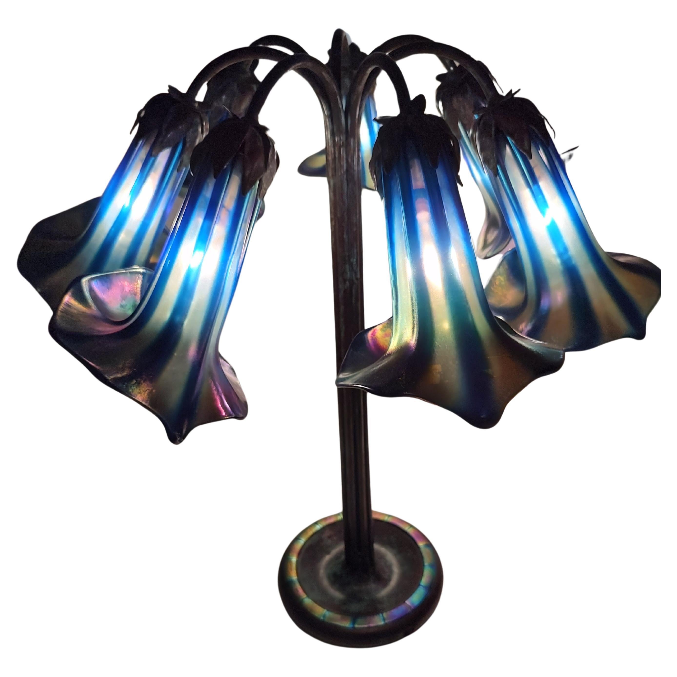 Siebenflammige Lilienlampe im Tiffany-Stil  Favrille-Glassockel Signiert Tiffany Studios