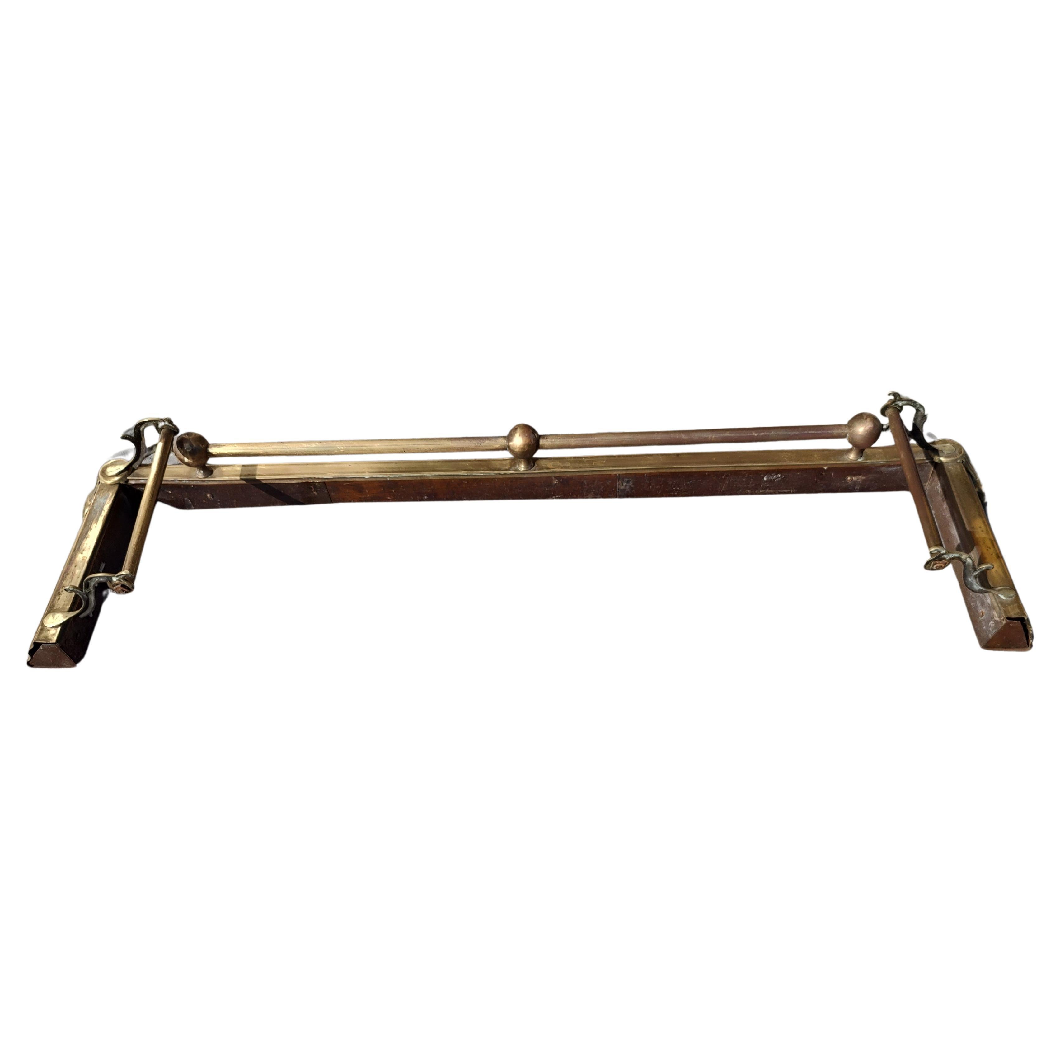 Défenseur de cheminée en laiton simple et élégant dans le style Regency anglais. En excellent état ancien avec une usure minimale, quelques bosses dues à l'usure liée à l'âge. Peut être envoyé par colis.