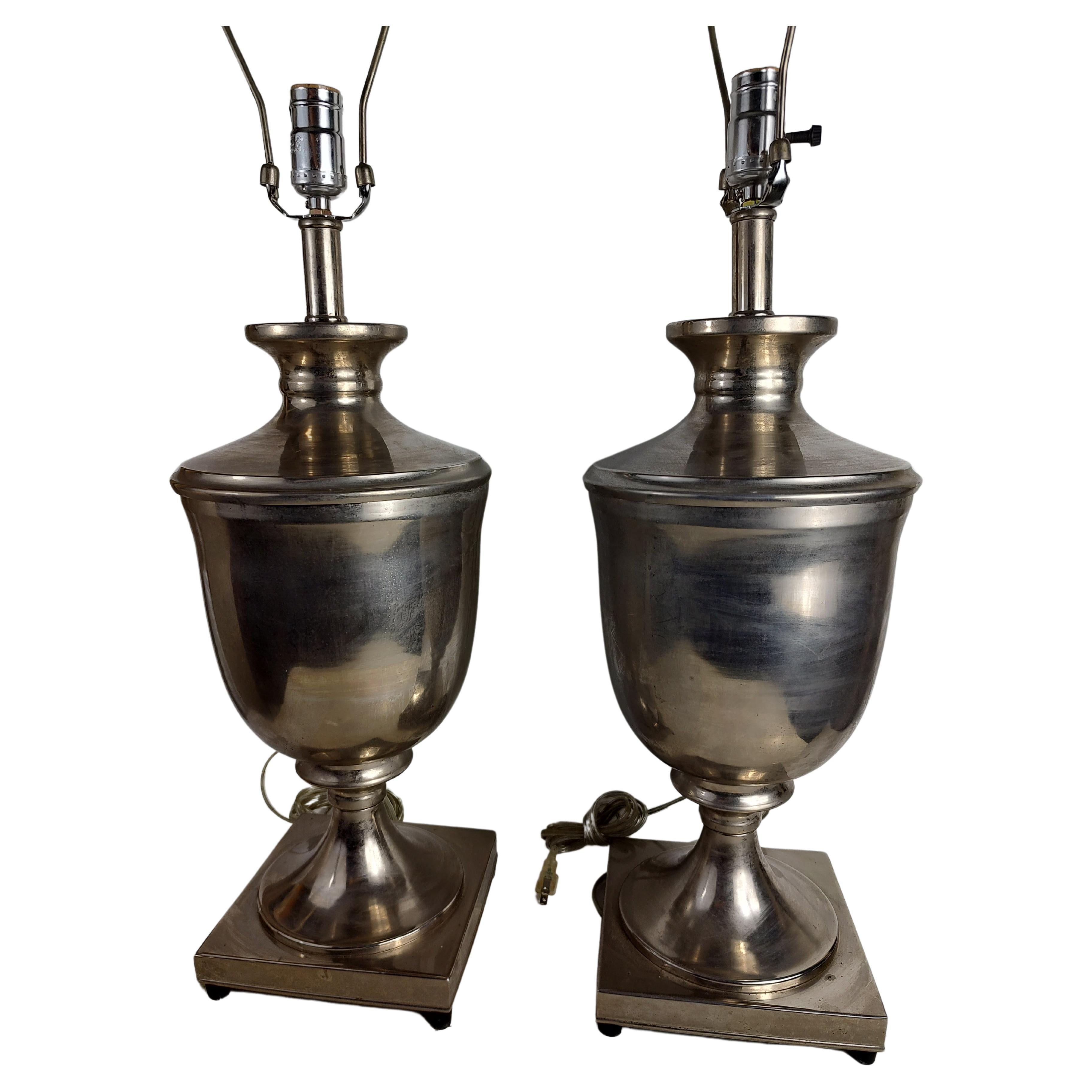 Paar neoklassische Edelstahl-Tischlampen in Urnenform im Angebot