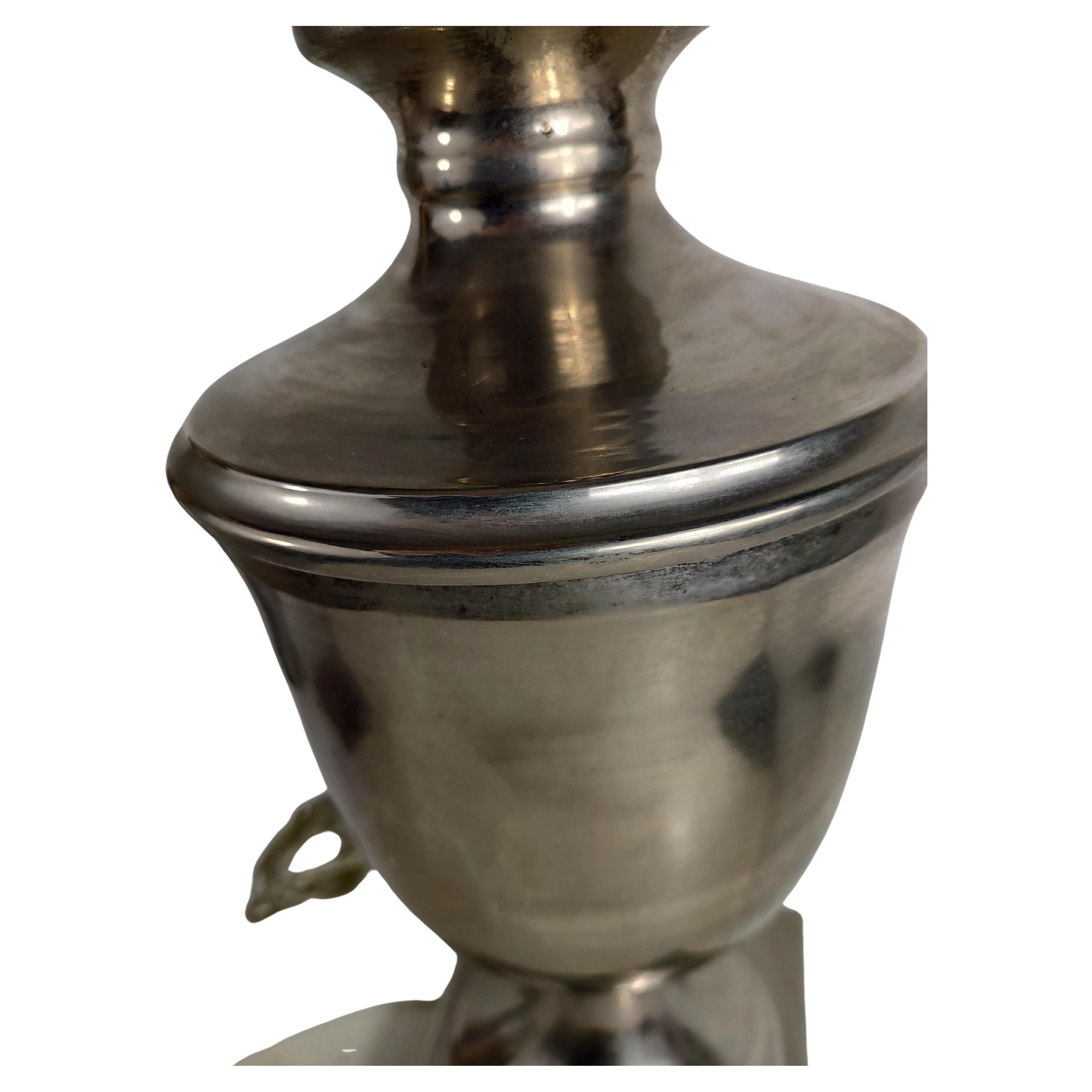 Néo-classique Paire de lampes de bureau néoclassiques en forme d'urne en acier inoxydable en vente