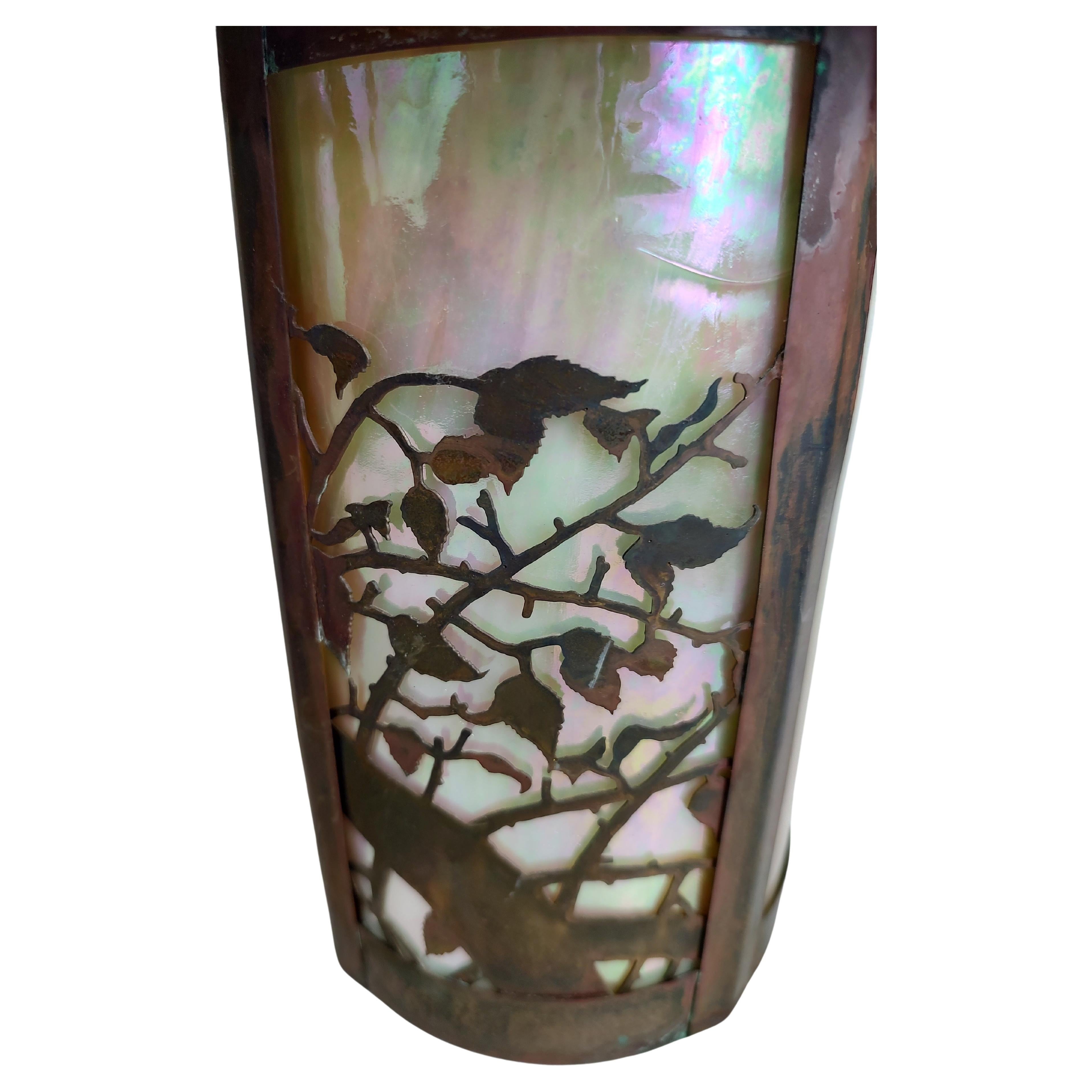 Arts and Crafts-Pendelleuchte aus Kupfer mit geschliffenen Glasschirmen, 4 verfügbar  (amerikanisch) im Angebot