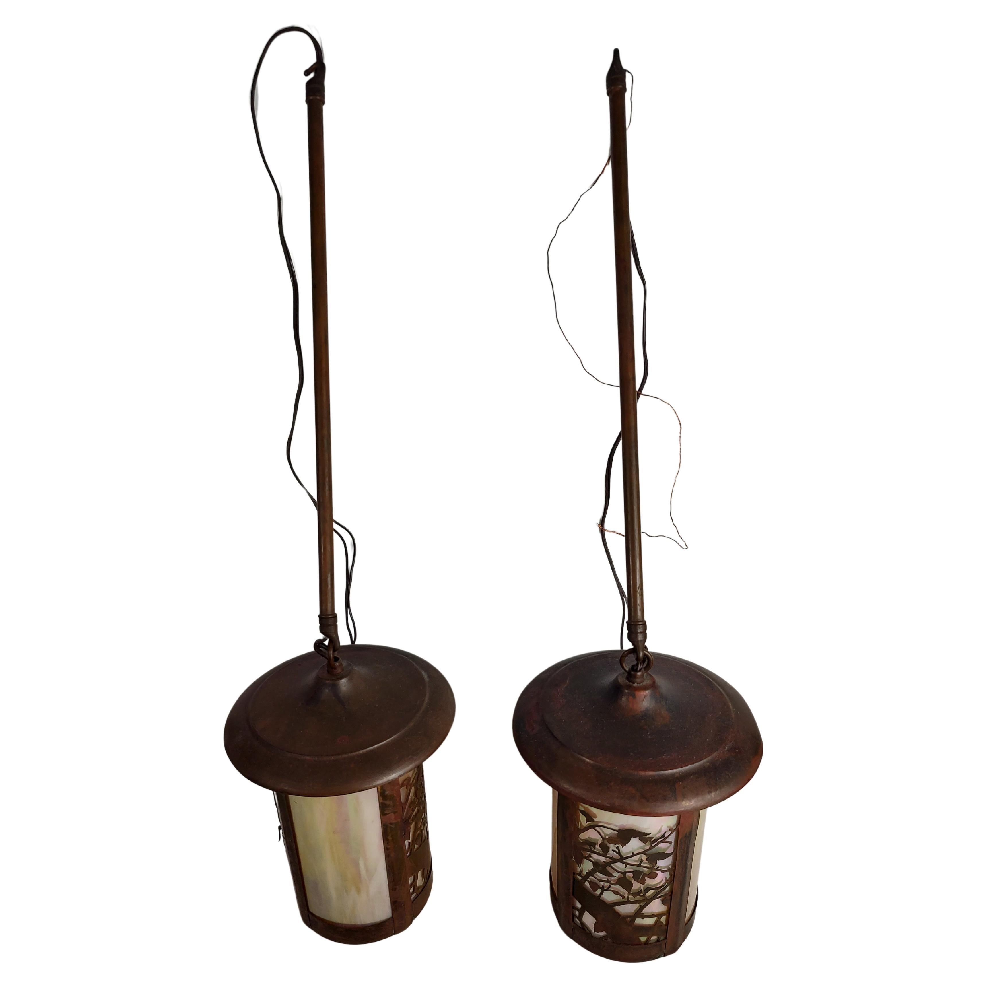 Arts and Crafts-Pendelleuchte aus Kupfer mit geschliffenen Glasschirmen, 4 verfügbar  (Adirondack) im Angebot