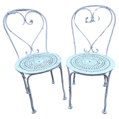 Paire de chaises de salle à manger de jardin en fer français du milieu du 20e siècle avec sièges percés et cœurs