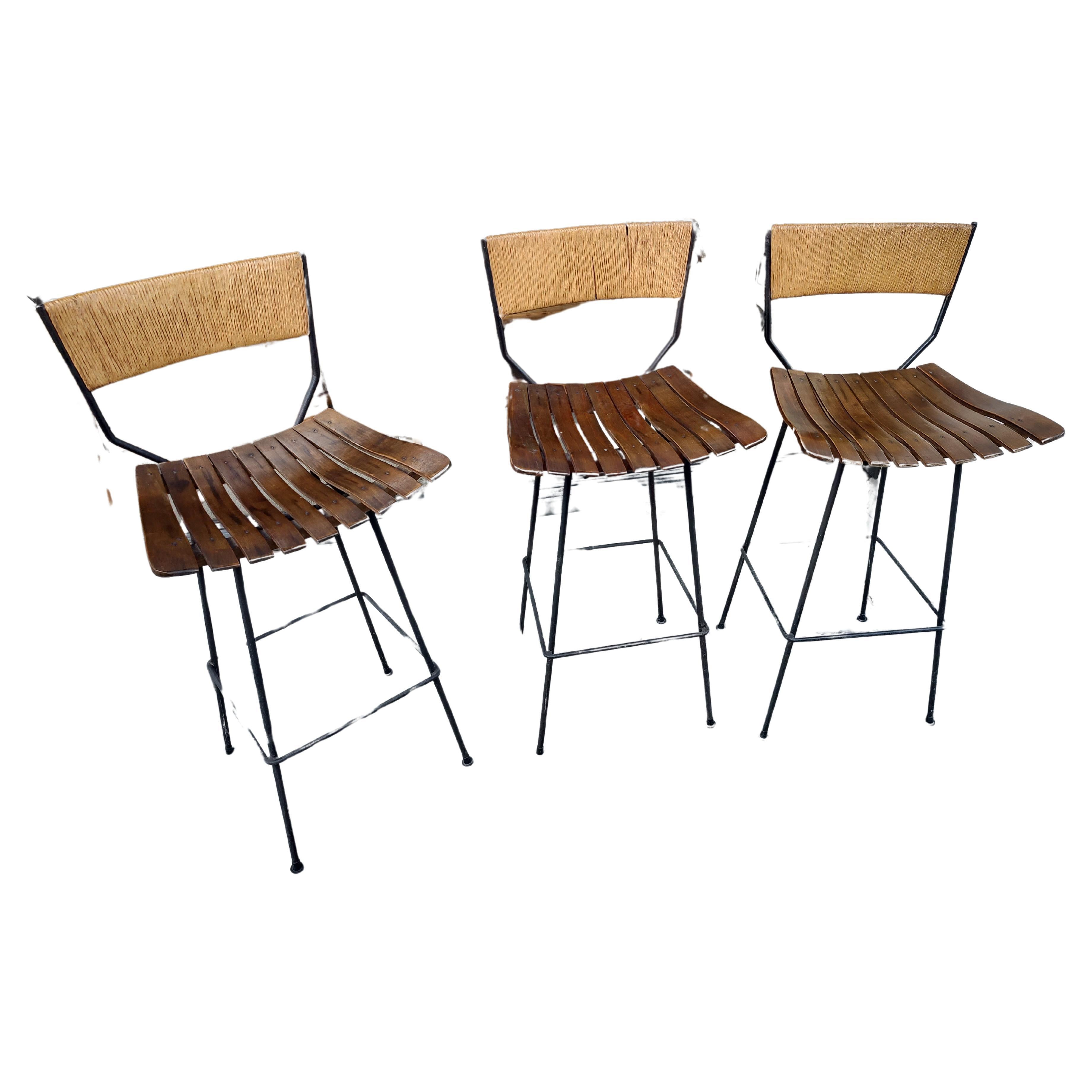 Milieu du XXe siècle Bar en fer moderne du milieu du siècle avec raphia et 3 tabourets d'Arthur Umanoff en vente