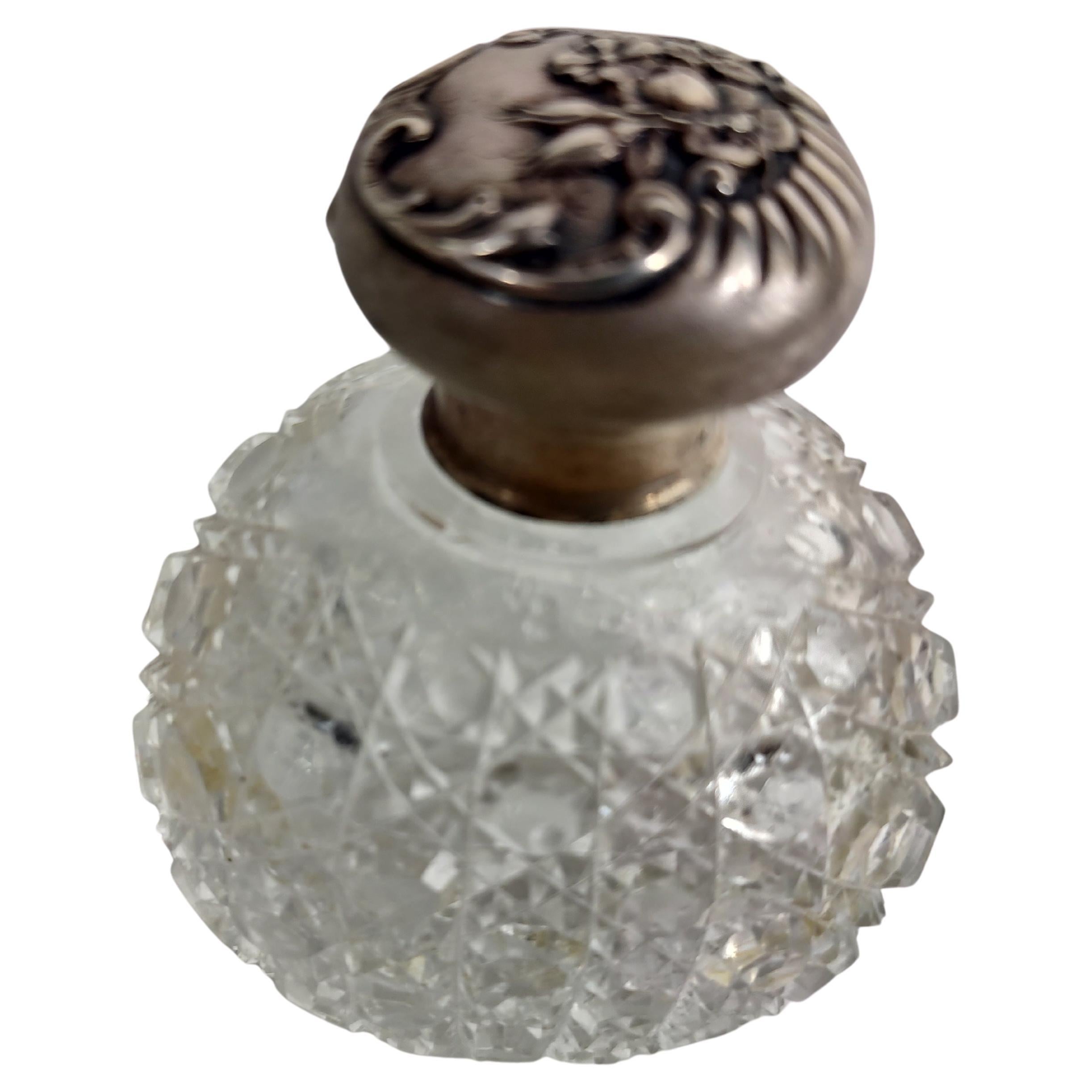 Flacon de parfum ancien en verre taillé brillant avec bouchon supérieur en argent sterling
