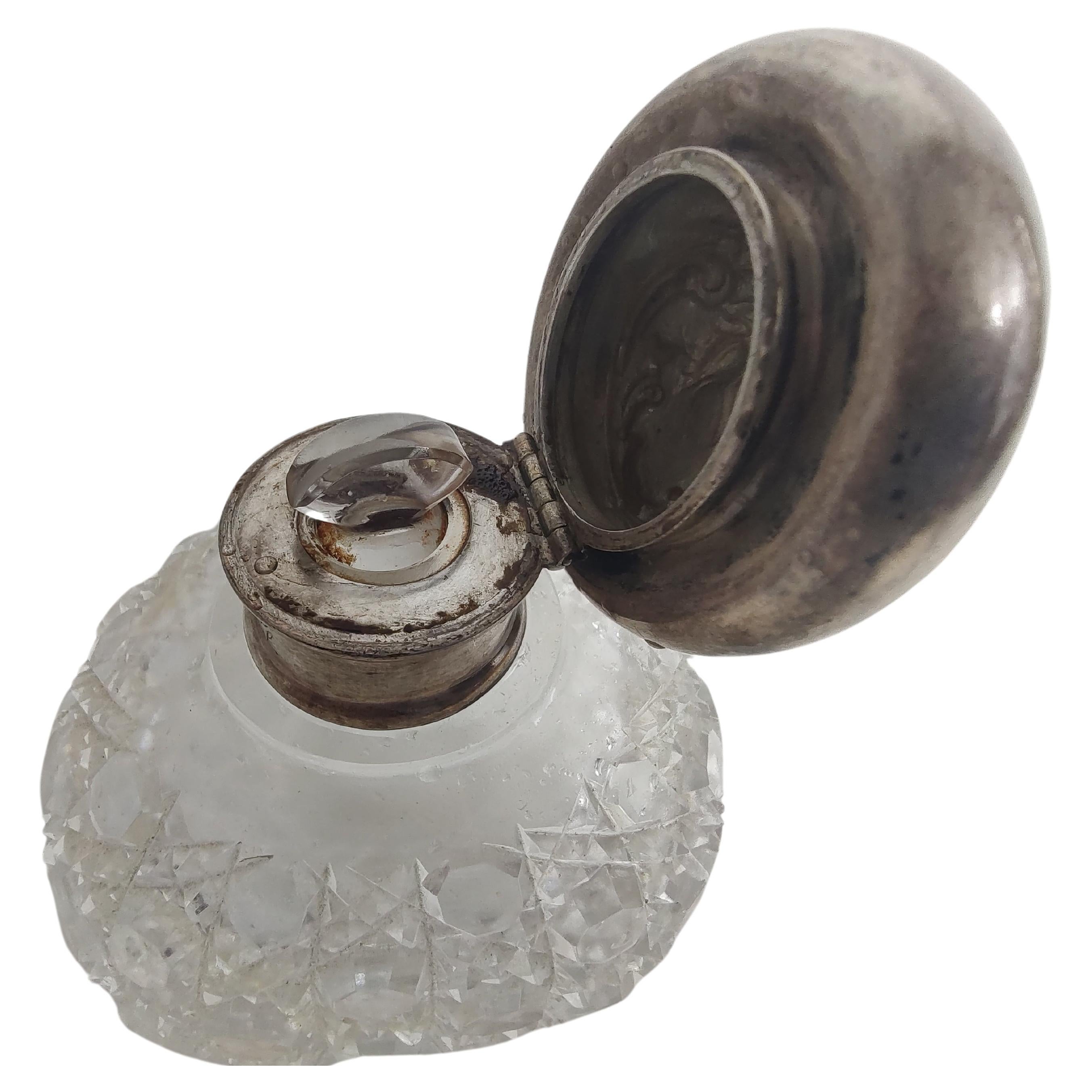 Anglais Flacon de parfum ancien en verre taillé brillant avec bouchon supérieur en argent sterling en vente