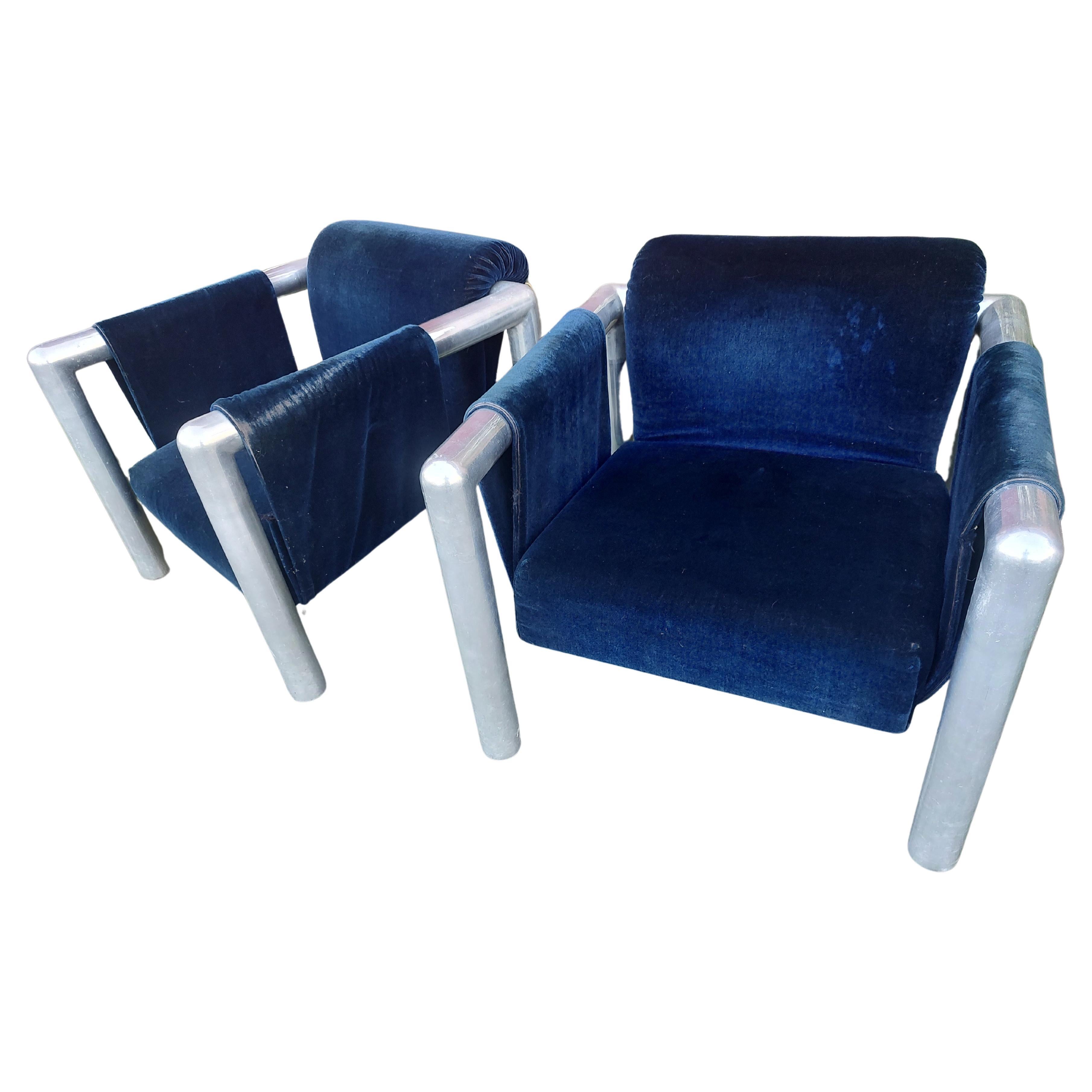 Fabuleuse paire de chaises à bretelles par John Mascheroni. Le tissu est d'origine et en mauvais état, déchiré donc à refaire. Je dois dire que le velours bleu foncé convient très bien à ces chaises. L'aluminium est génial, grand et très solide. Il