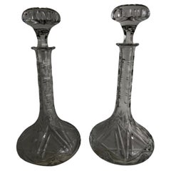 Paire de carafes sculpturales en verre brillant fortement taillé avec bouchons