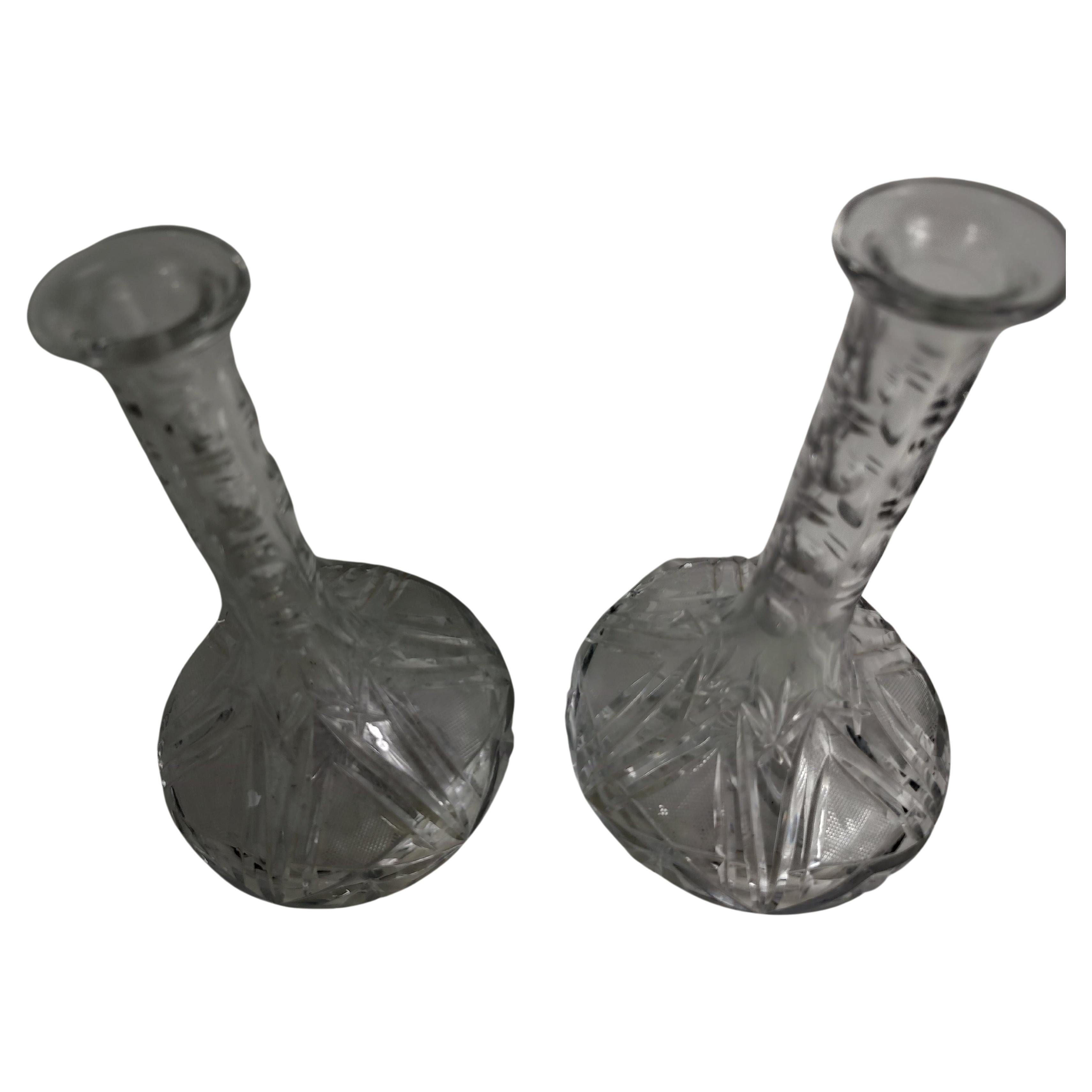 Fabulosa pareja emparejada de decantadores de cristal tallado de principios del siglo XX. En excelente estado antiguo, sin ningún daño. Forma de botella achaparrada con cuello largo cortado profusamente. Vidrio pesado probablemente emplomado.