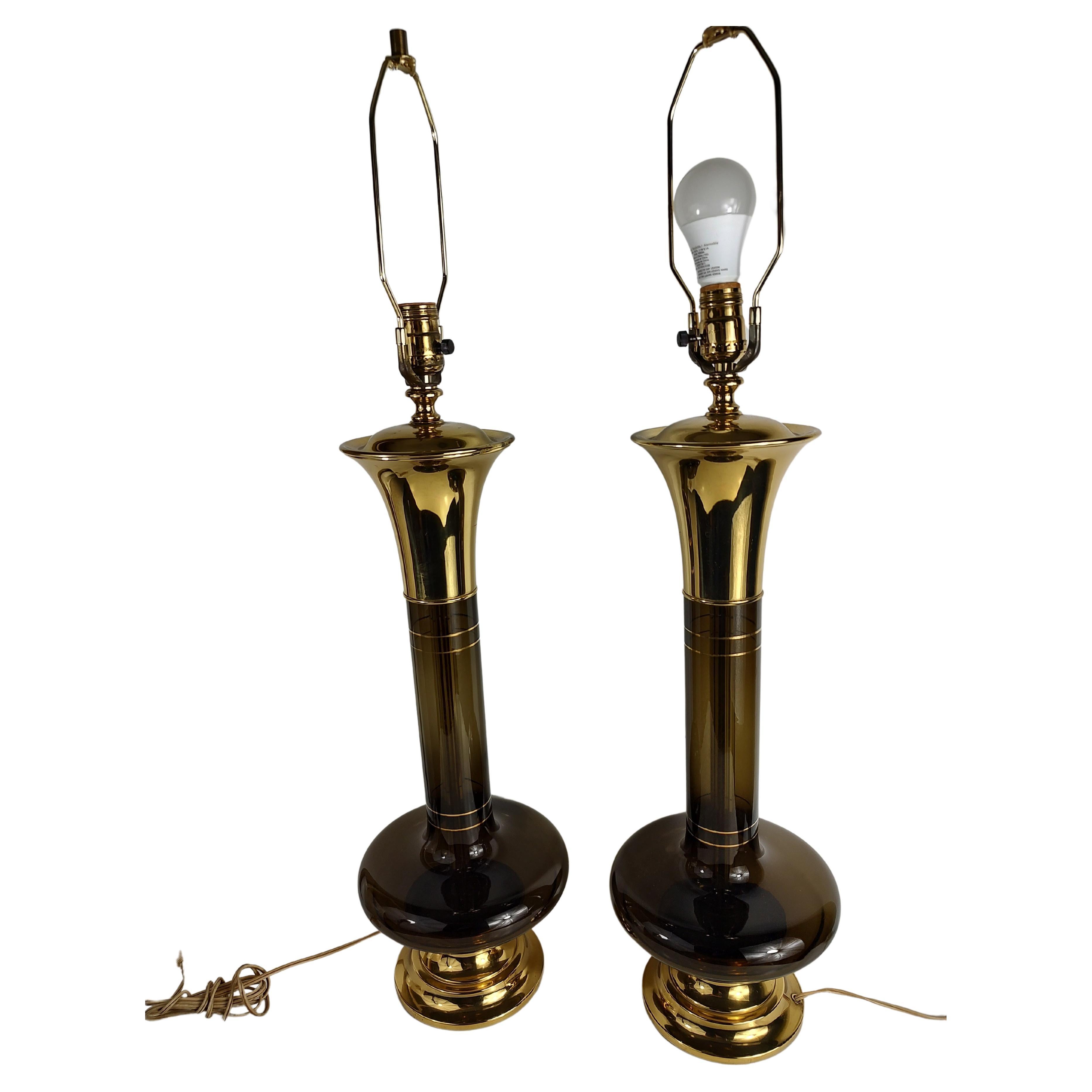 Paire de lampes de table suédoises sculpturales en verre et laiton, datant du milieu du siècle dernier en vente