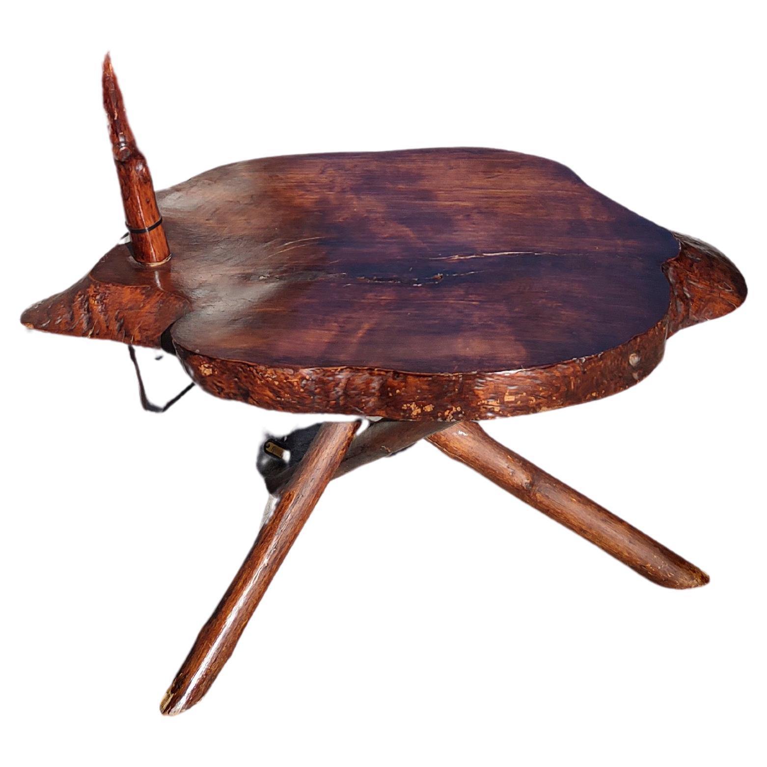 Fabelhafte, gebogene Twig-Stehlampe im Adirondack-Stil mit einem Tisch in guter Größe. Der Tisch ist 29 x 19,5 cm groß und 1,85 cm dick. Aus einheimischem Ahornholz gefertigt und gebeizt. In ausgezeichnetem Vintage-Zustand mit minimalen