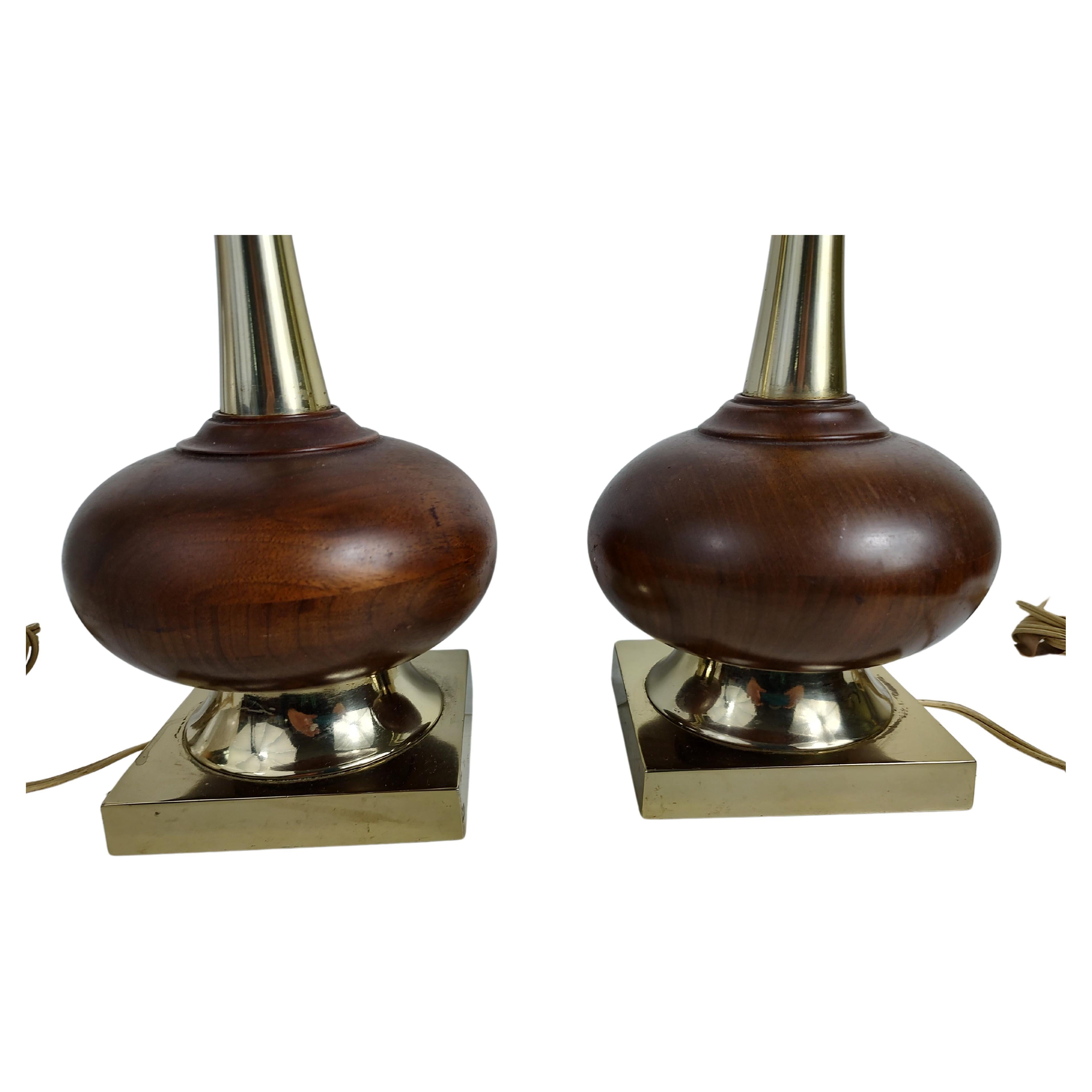 Pair of Tall Walnut & Brass Mid-Century Modern Table Lamps attrib Laurel Lamp co In Good Condition For Sale In Port Jervis, NY