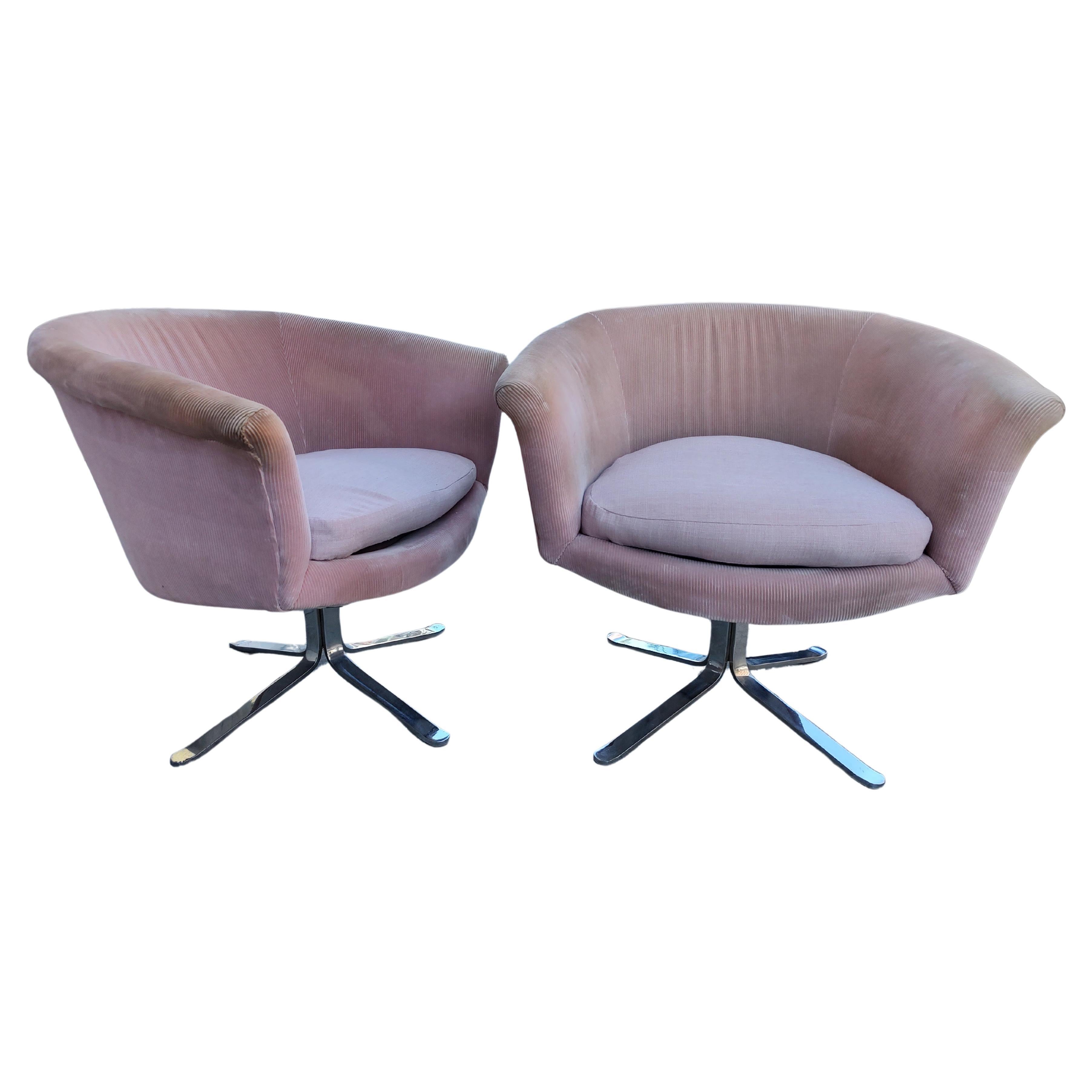 Pair of Mid-Century Modern Swiveling Lounge Barrell Back Club Chairs, C1960 For Sale