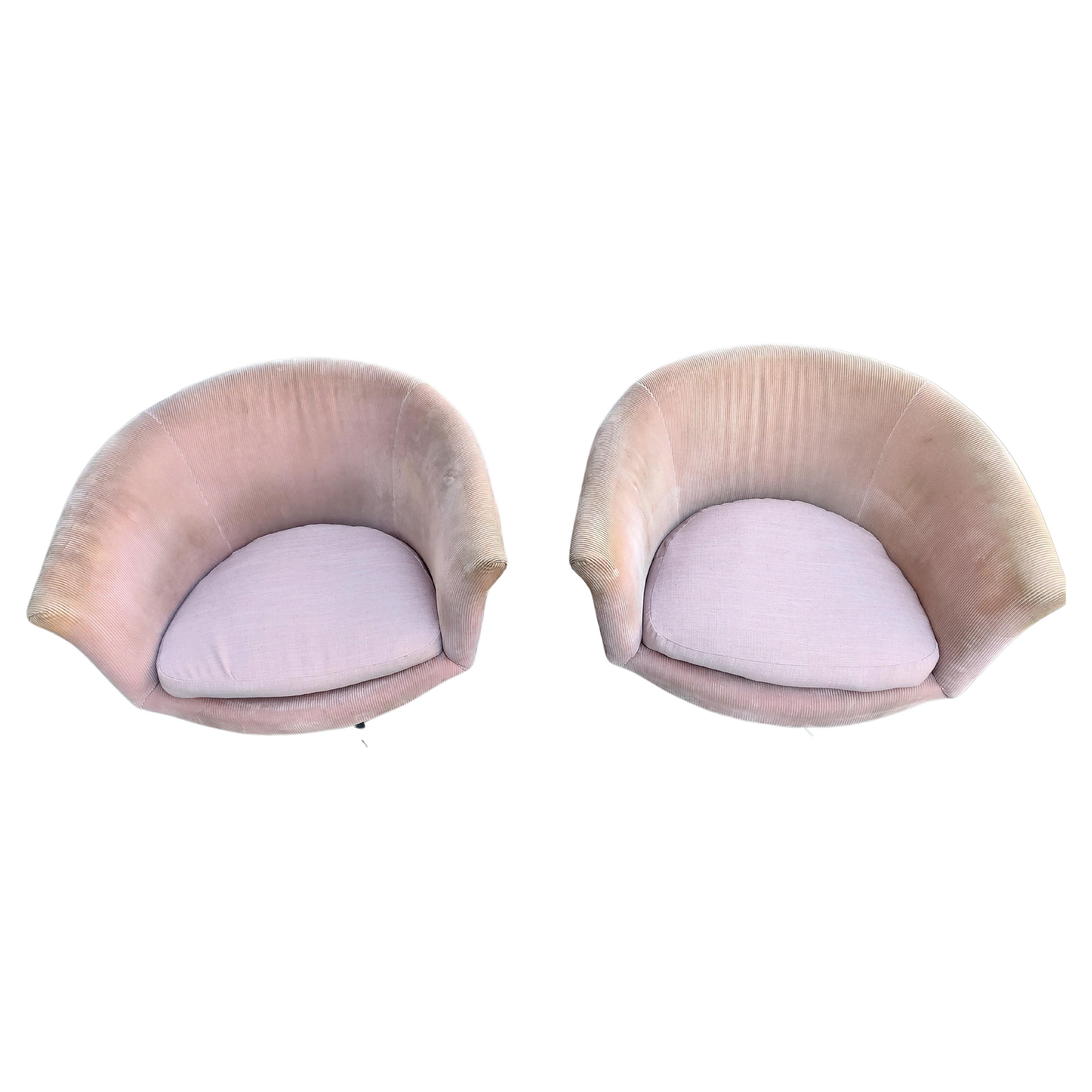 Fabuleuse paire de fauteuils pivotants à dossier baril en velours côtelé rose poussiéreux. Lourd et bien conçu, avec un système à quatre pieds chromés qui assure l'équilibre et l'esthétique. Le tissu est utilisable, mais il s'est décoloré avec le