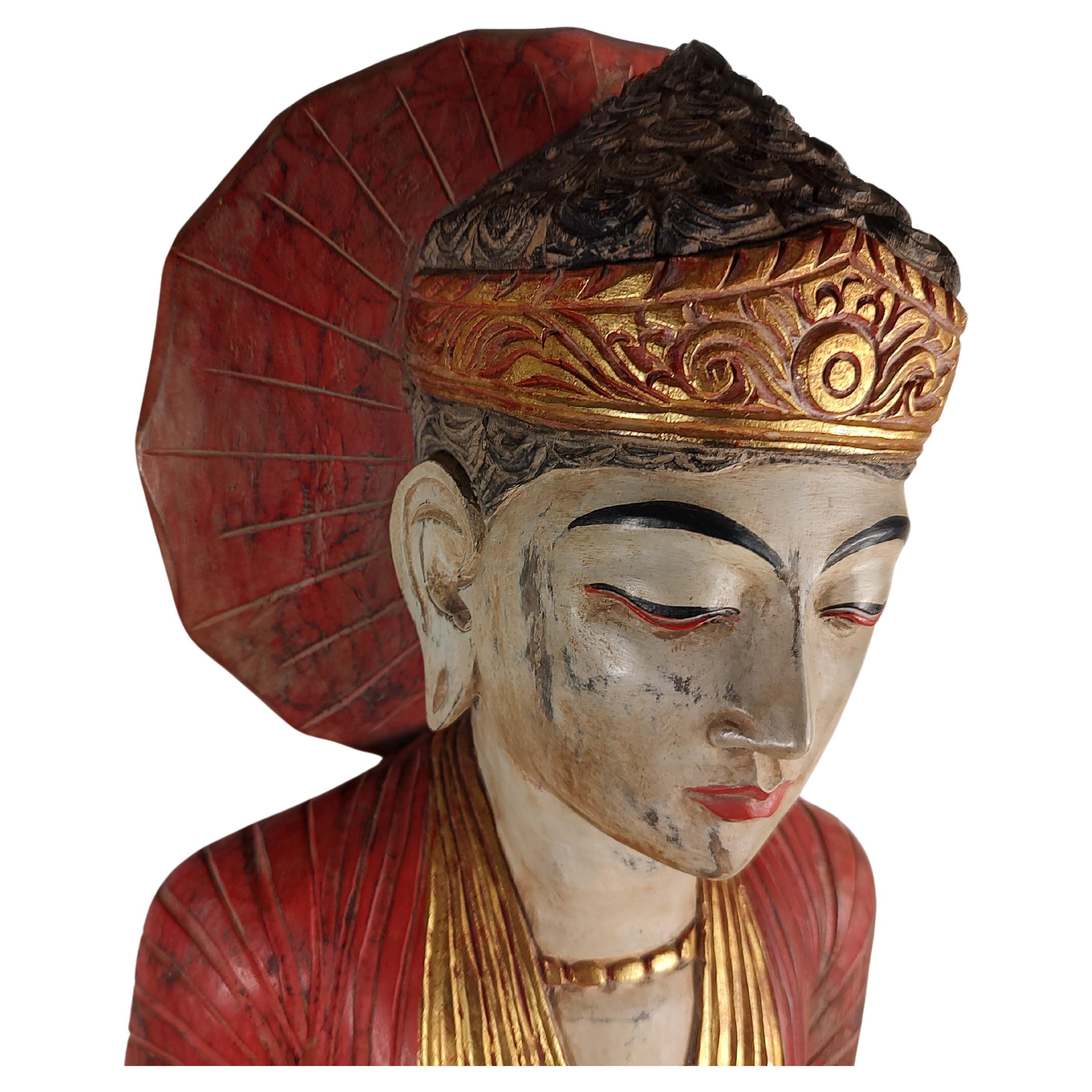 Fabuleux Bouddha en bois de 40 pouces, sculpté et peint à la main. Décorations polychromes avec dorure.
De couleurs vives et en prière. Lourd et bien exécuté. En excellent état vintage avec une usure minimale. Peut être envoyé par colis.