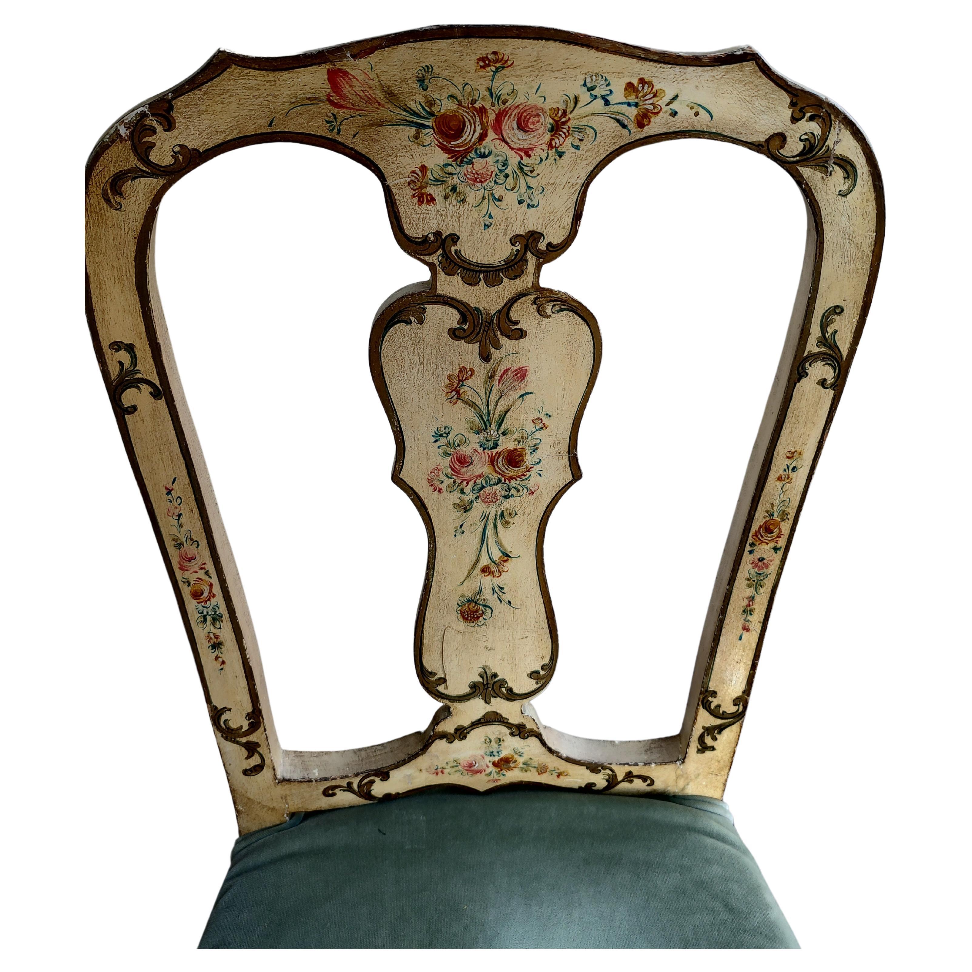 Fabuleuse paire de chaises d'appoint vénitiennes fabriquées et peintes à la main vers 1940. Les sièges rembourrés et la peinture vieillie donnent un aspect très chaleureux. Confortable aussi. Les dossiers à cannelures et les pieds cabriolets leur