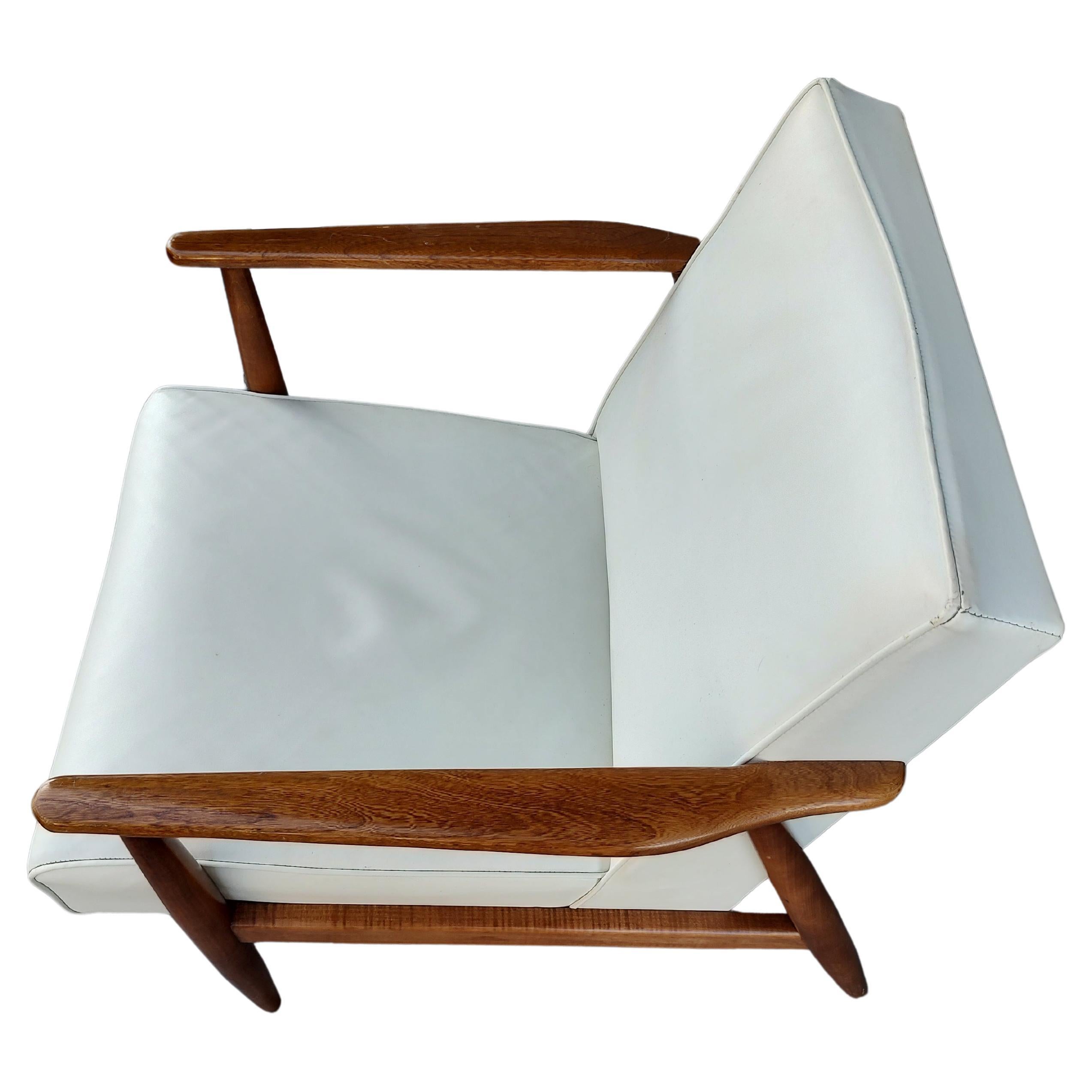 Mid-Century Modern Walnut Frame Lounge Chair by Viko Baumritter  In Good Condition For Sale In Port Jervis, NY
