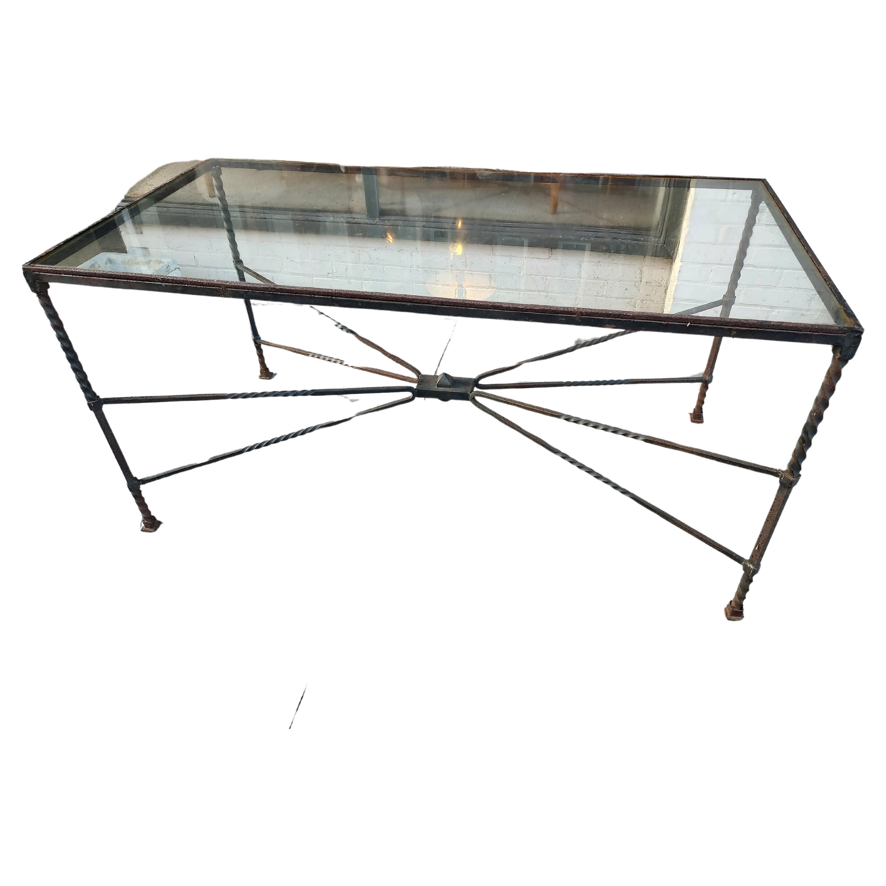 Table sculpturale moderne du milieu du siècle dernier, en fer forgé à la main avec plateau en verre