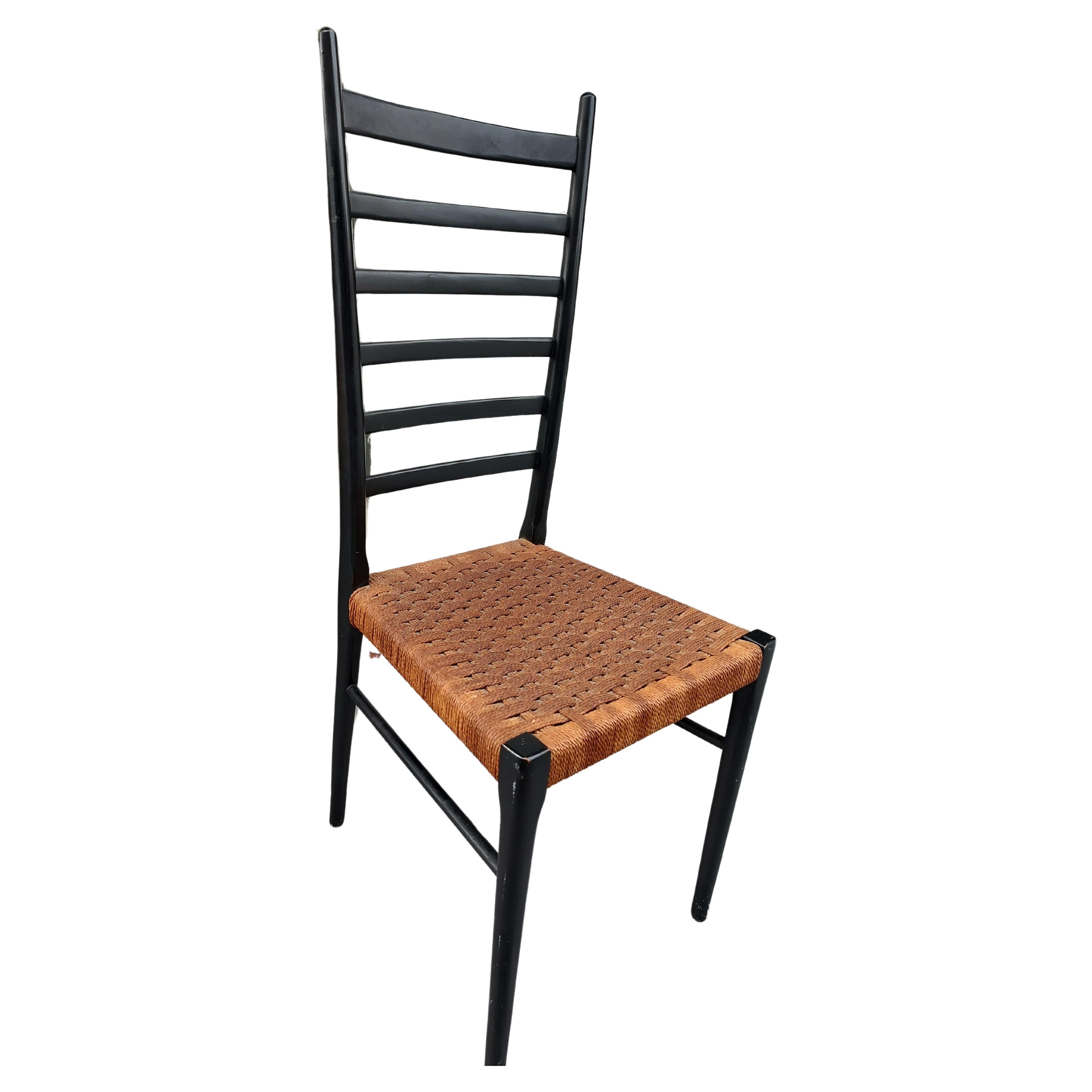 italien Chaises de salle à manger en ébène de style moderne du milieu du siècle dernier attribuées à Gio Ponti en vente