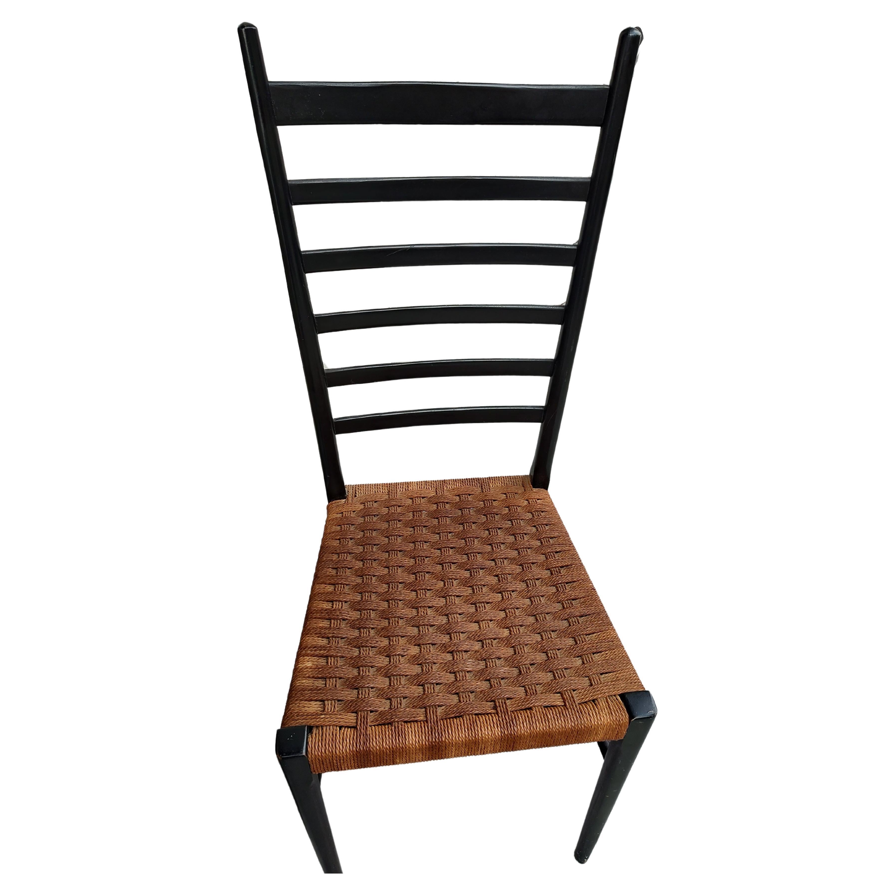 Mid-Century Modern Chaises de salle à manger en ébène de style moderne du milieu du siècle dernier attribuées à Gio Ponti en vente