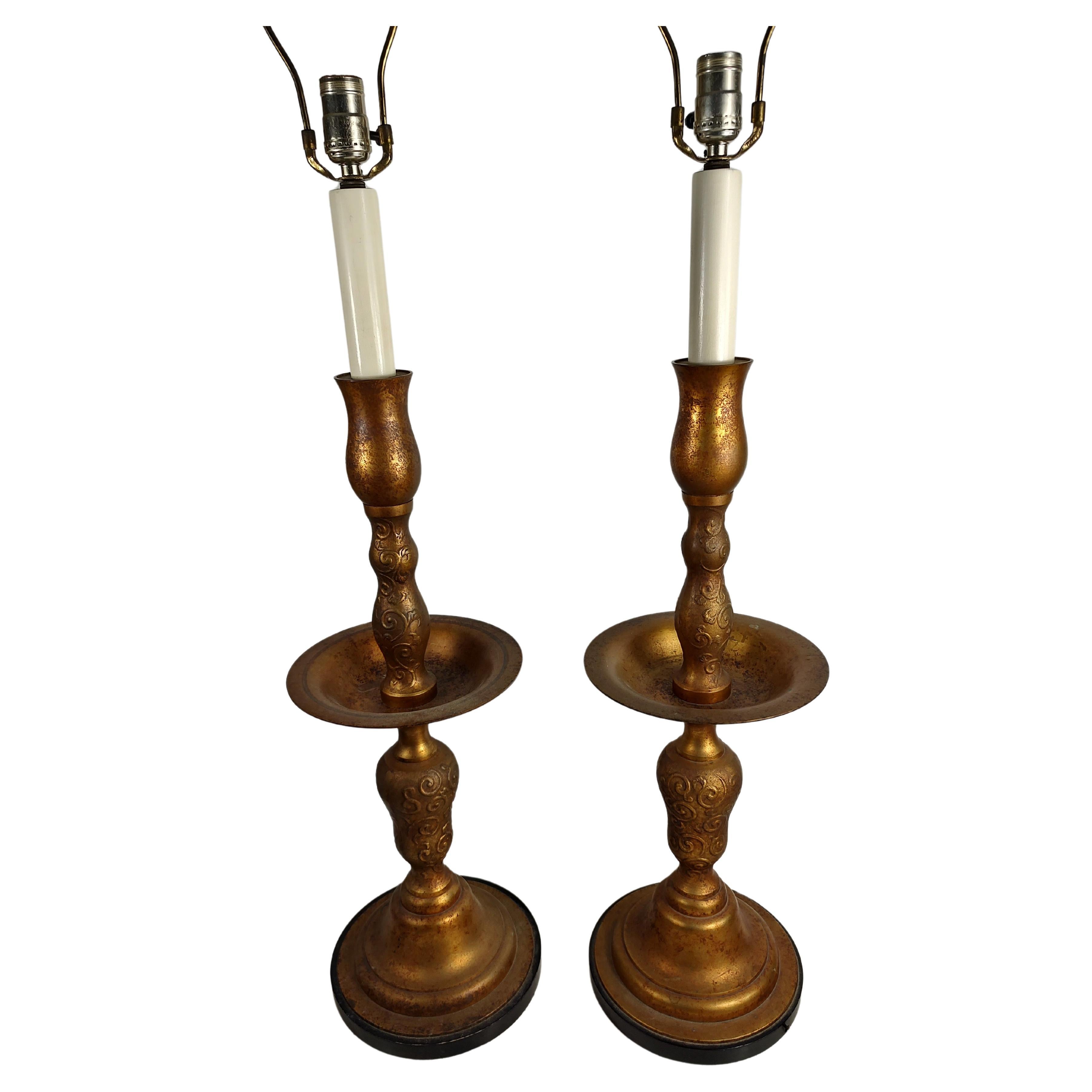 Fabuleuse paire de lampes de table hautes (34,5 jusqu'au sommet de la douille) en métal doré, de style chandelier, en forme de piquet. Belle paire assortie en excellent état vintage avec une usure minimale. Le câblage est sain avec des interrupteurs