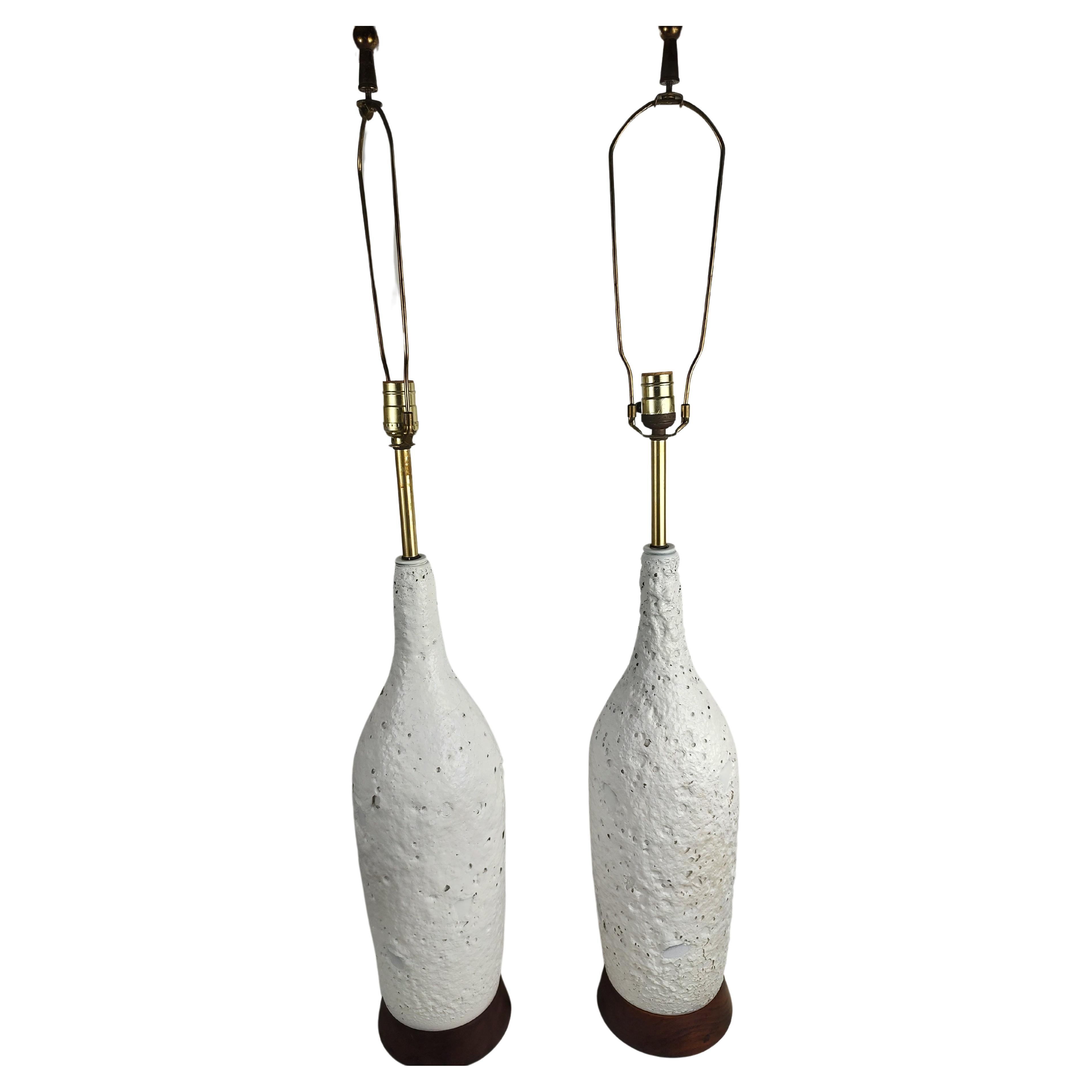 Américain Paire de lampes de bureau sculpturales de style mi-siècle moderne, texturées, ressemblant à de la lave en vente