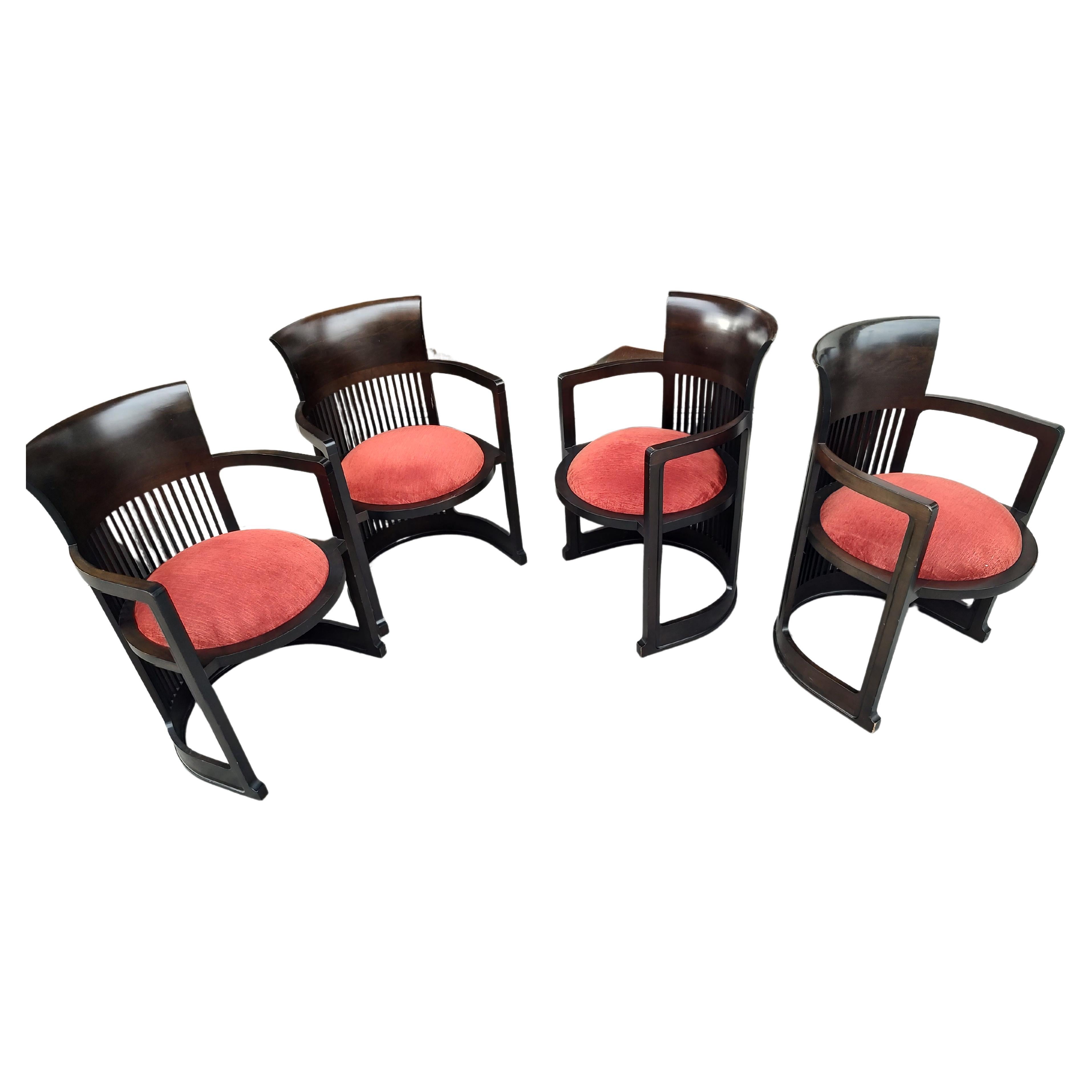 Ensemble de 4 chaises Frank Lloyd Wright de style Arts & Crafts moderne du milieu du siècle dernier par Cassina en vente