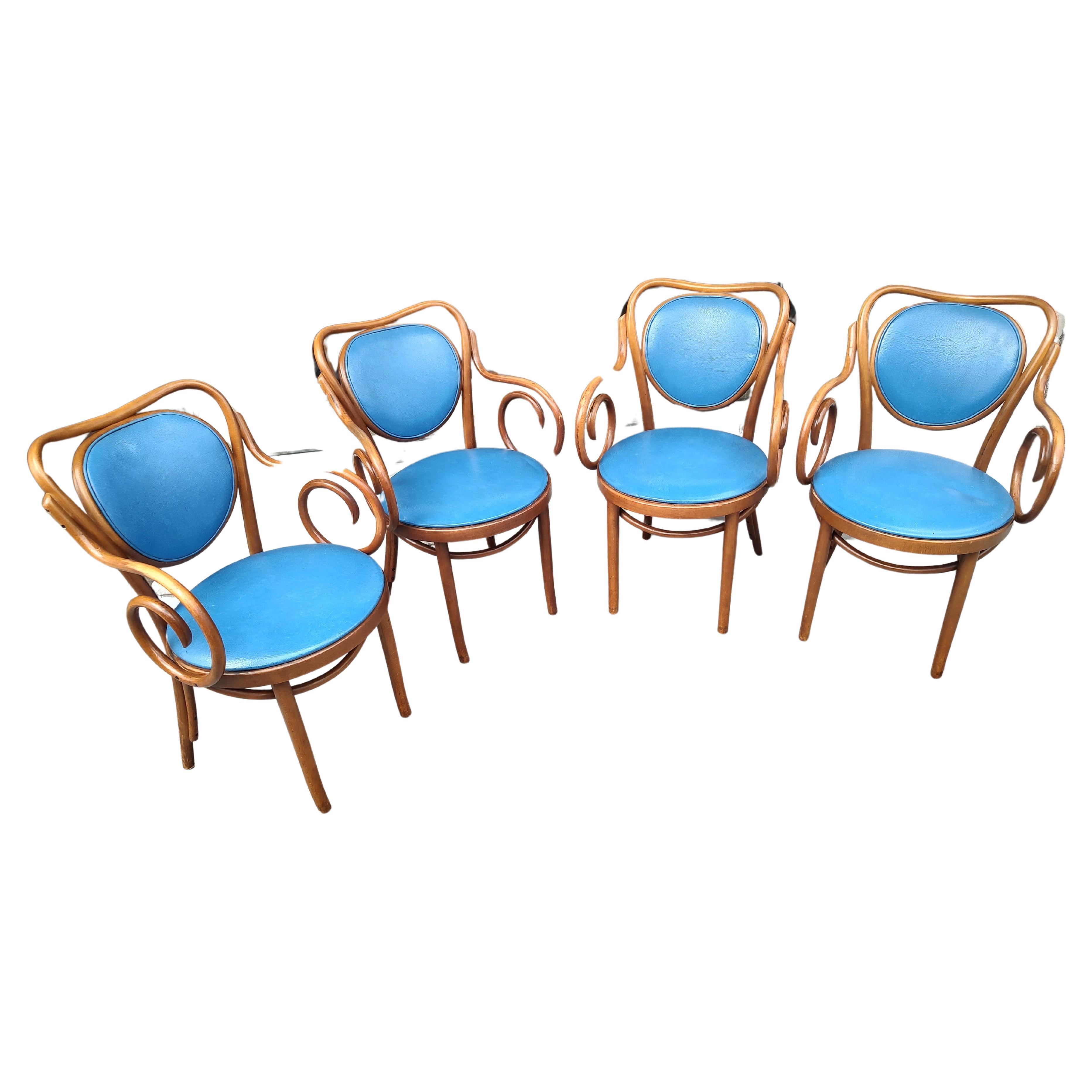 Ensemble de 4 fauteuils de salle à manger en bois d'acajou style Thonet du milieu du siècle dernier  en vente