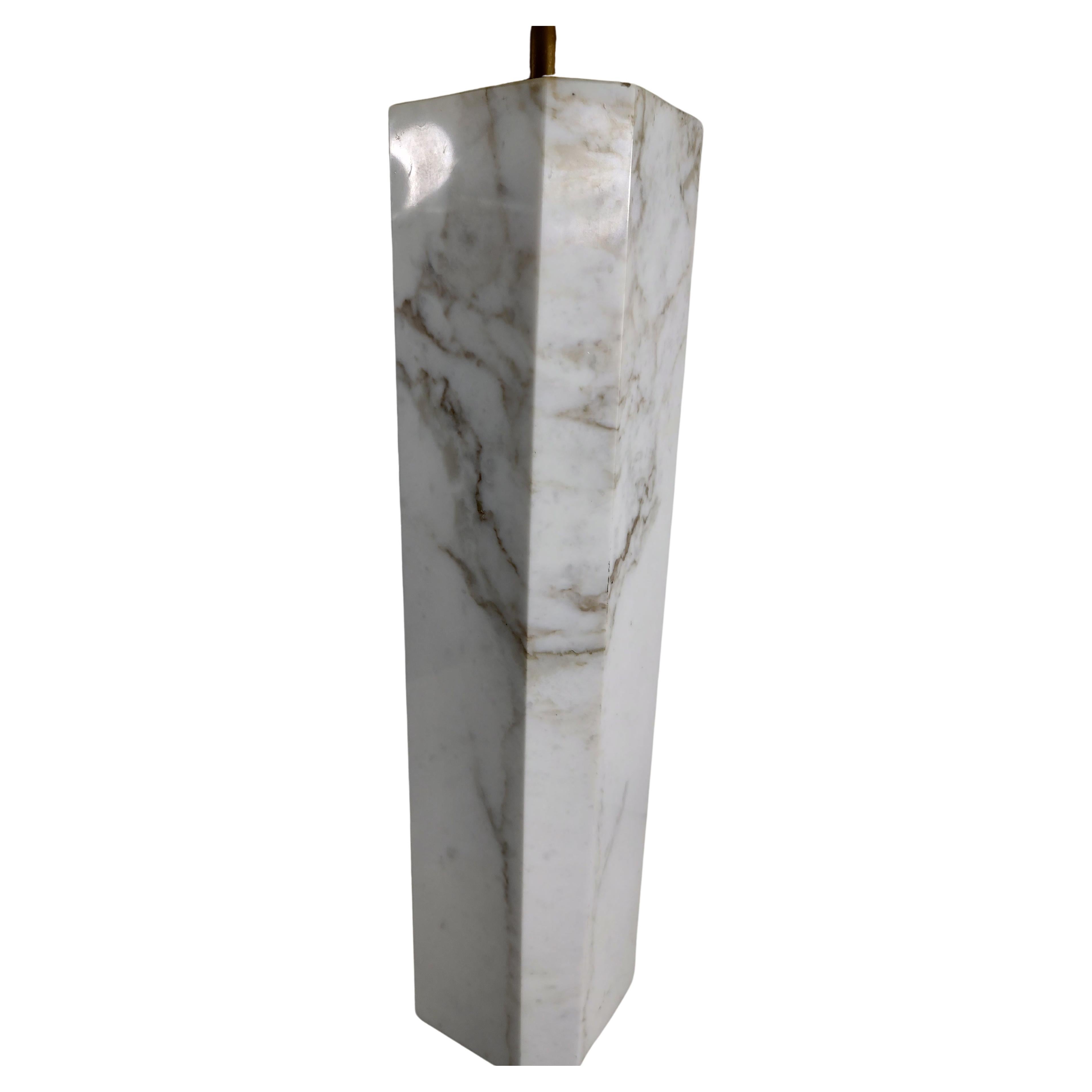 Moderne skulpturale achteckige Marmor-Tischlampe aus der Mitte des Jahrhunderts, T H Robsjohn Gibbings (Handgefertigt) im Angebot