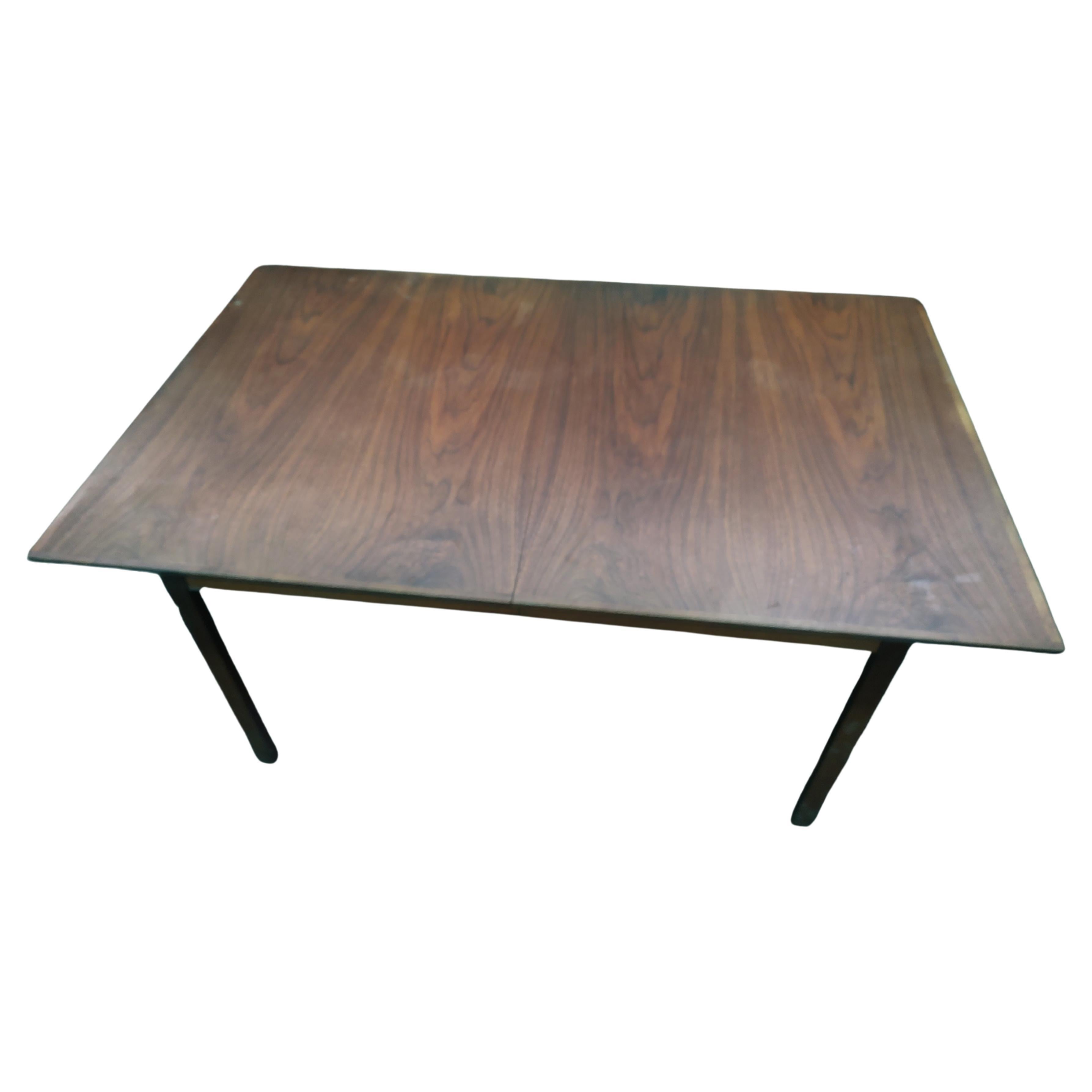 Mid Century Modern Walnut Extension Dining Room Table  In Good Condition For Sale In Port Jervis, NY