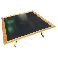 Skulpturaler Cocktailtisch aus Eiche mit schwarz lackierter quadratischer Platte, Mid-Century Modern