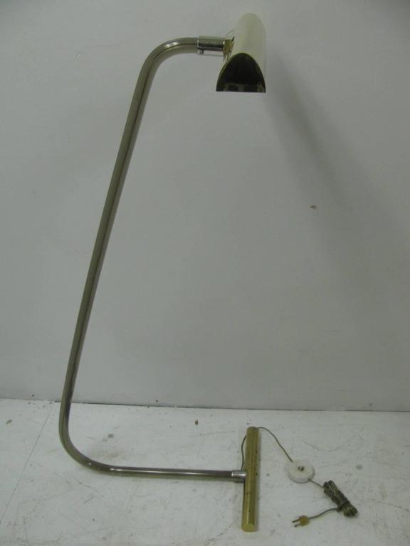 Spectacular curved Lucite reading lamp. Brass base with brass lamp recently polished. Floor switch for on/off.