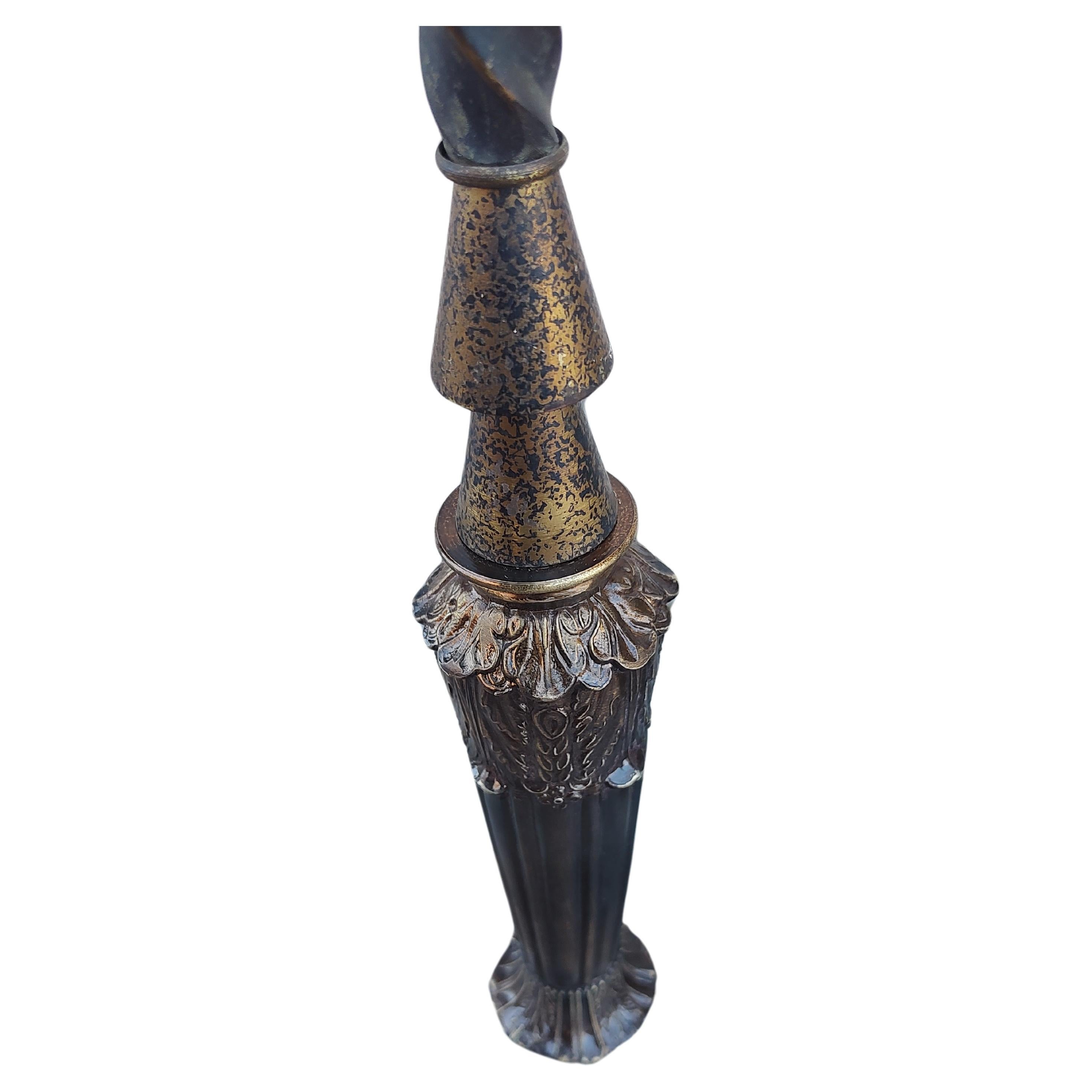 Pareja de Lámparas de Pie Art Decó Antorcha Bronce con Mica y Hierro Estadounidense en venta