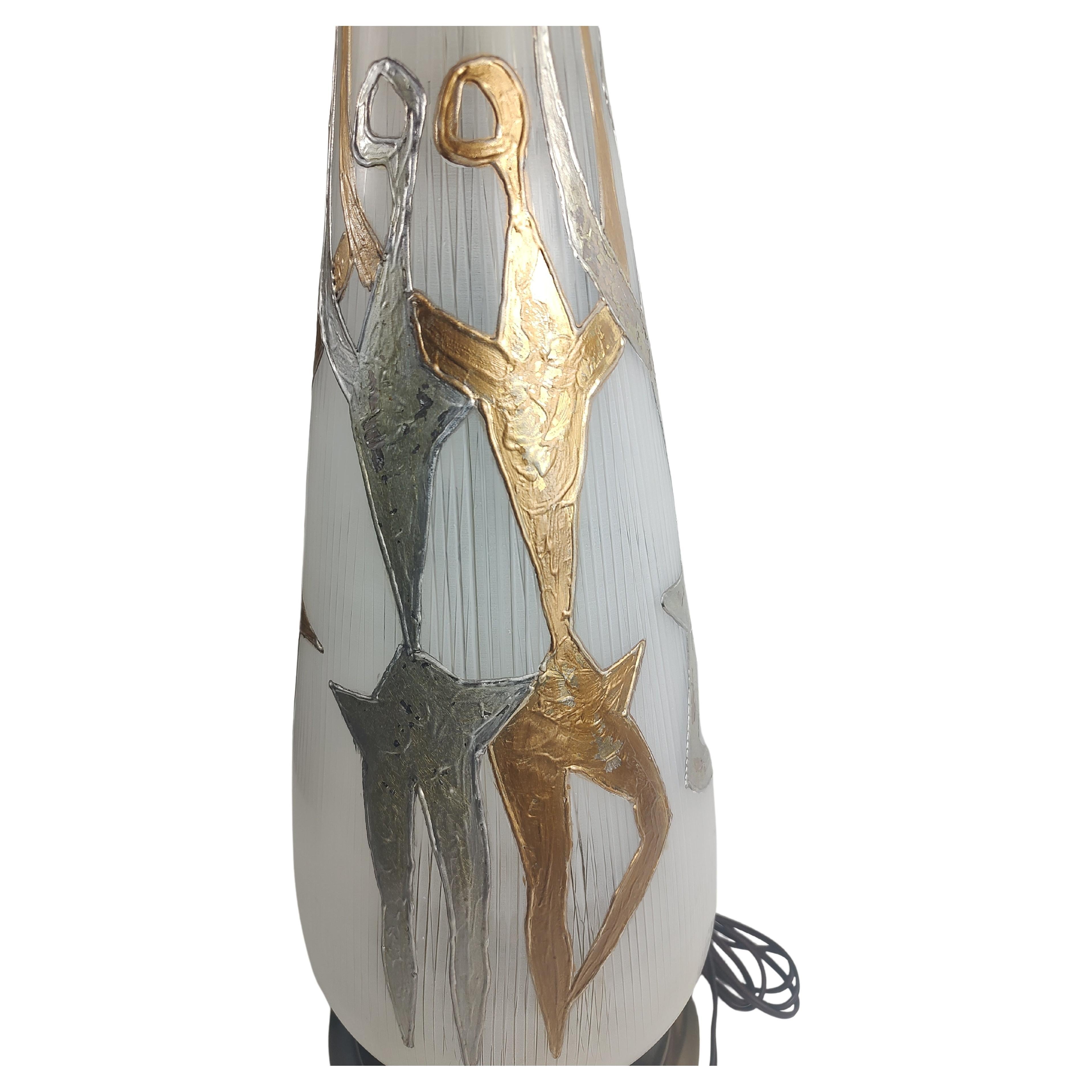 Große skulpturale Mid-Century-Modern-Tischlampe aus Glas und Messing mit tanzenden Figuren (amerikanisch) im Angebot