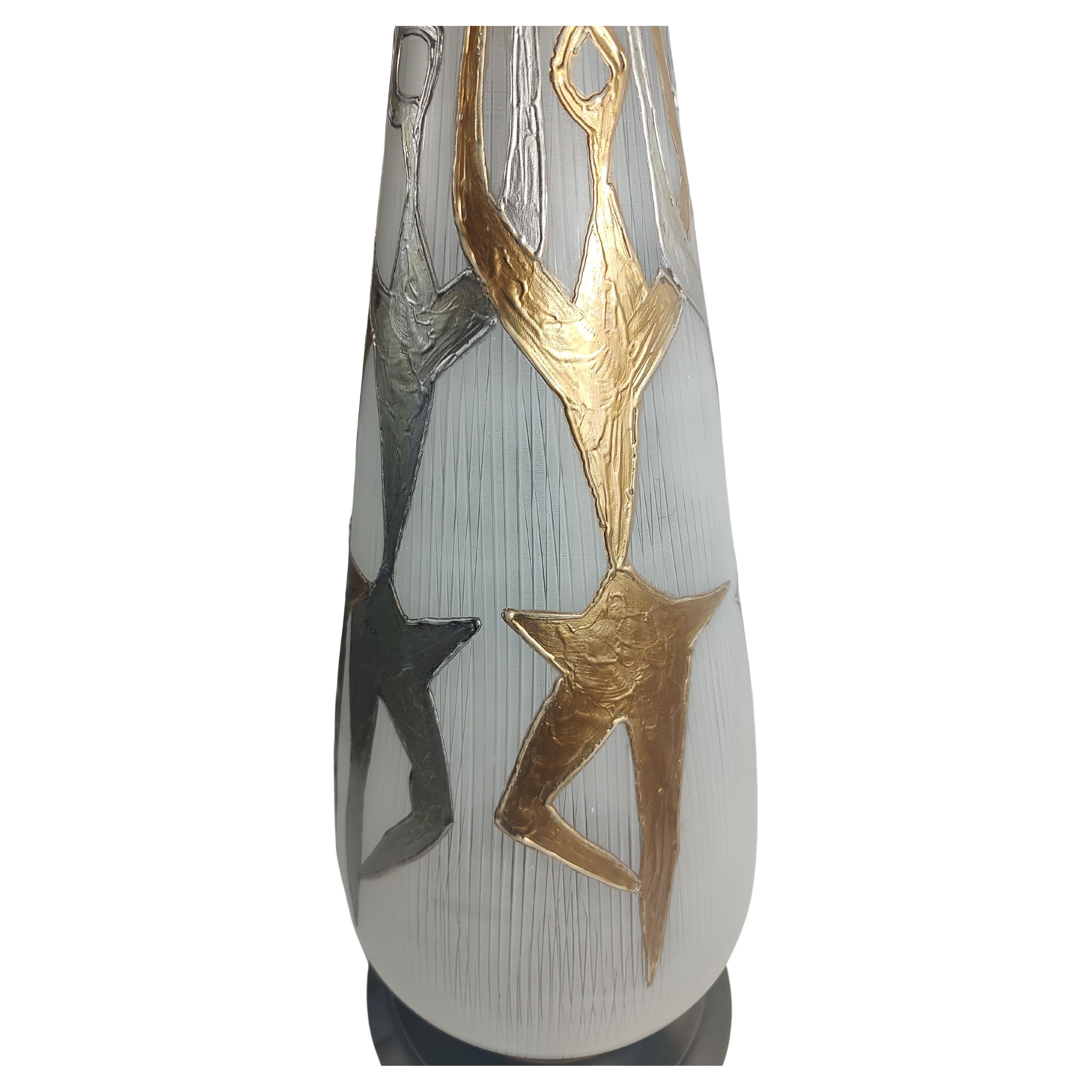 Große skulpturale Mid-Century-Modern-Tischlampe aus Glas und Messing mit tanzenden Figuren (Moderne der Mitte des Jahrhunderts) im Angebot