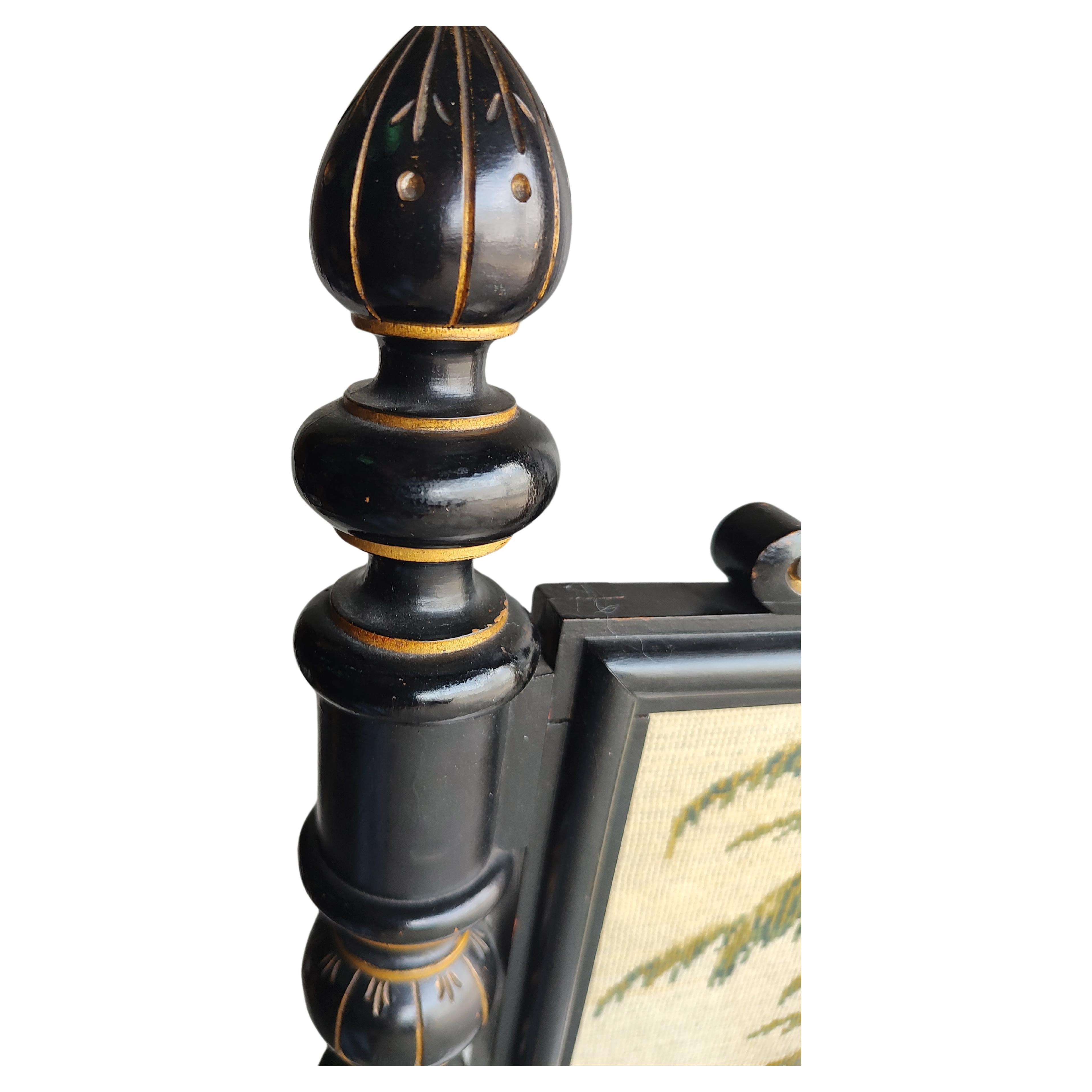 Sculpté à la main A.I.C. Revive, laque noire et dorée, tapisserie d'écran de cheminée 19e C. en vente