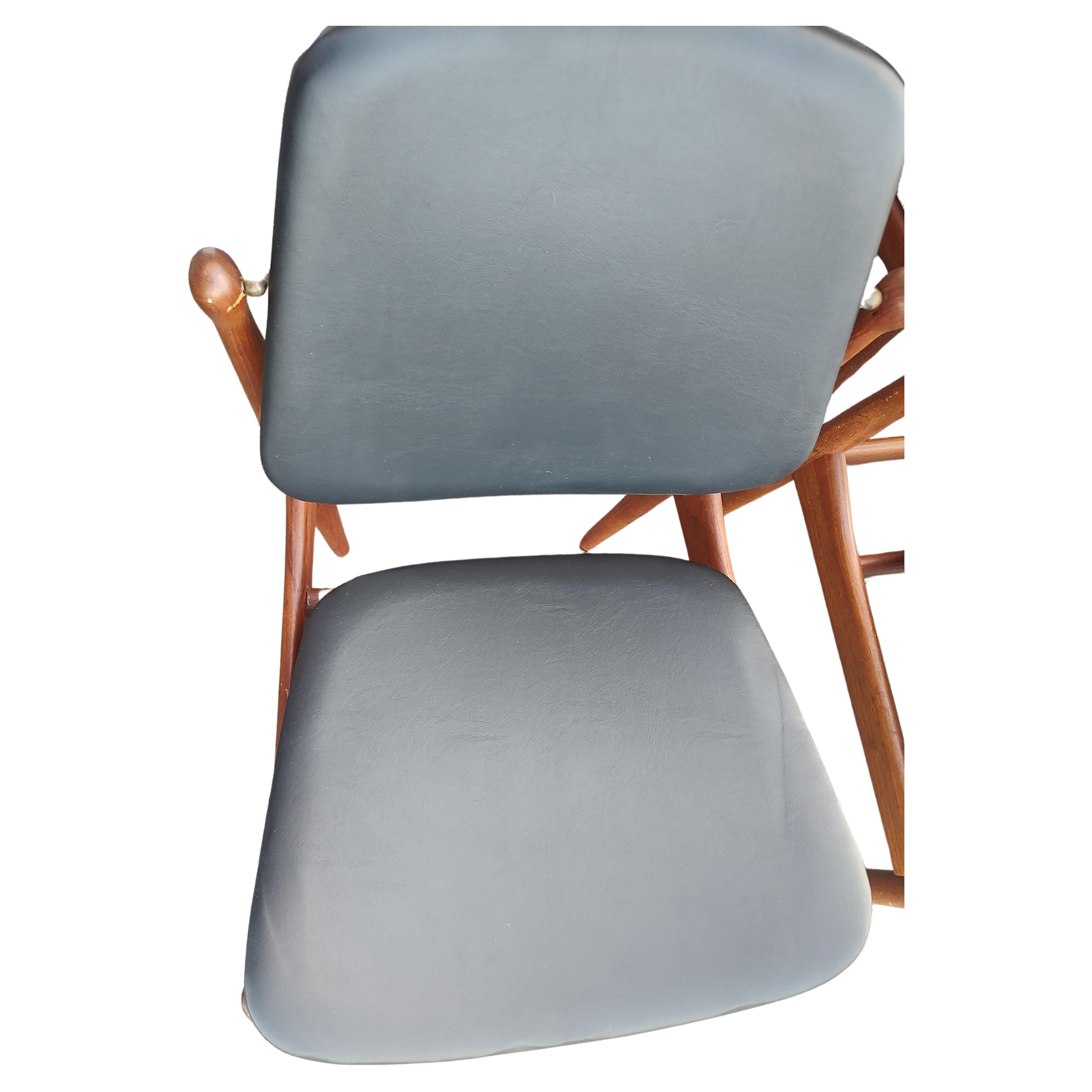 Scandinavian Modern Arne Vodder Set of 8 Mid Century Danish Modern Dining Chairs France & Daverkosen For Sale