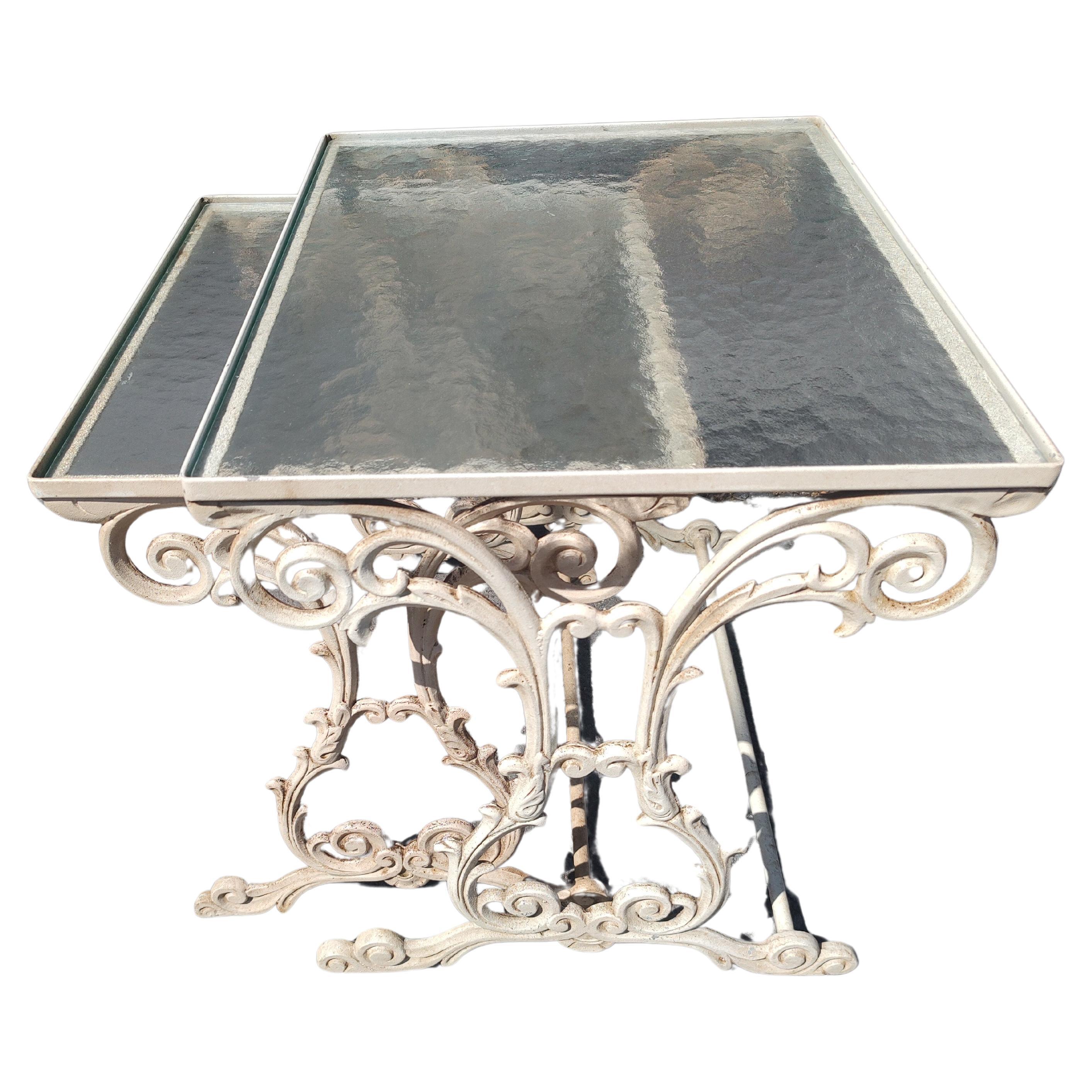 Néo-baroque Paire de tables empilables en aluminium coulé avec verre opaque de Molla of Italy en vente