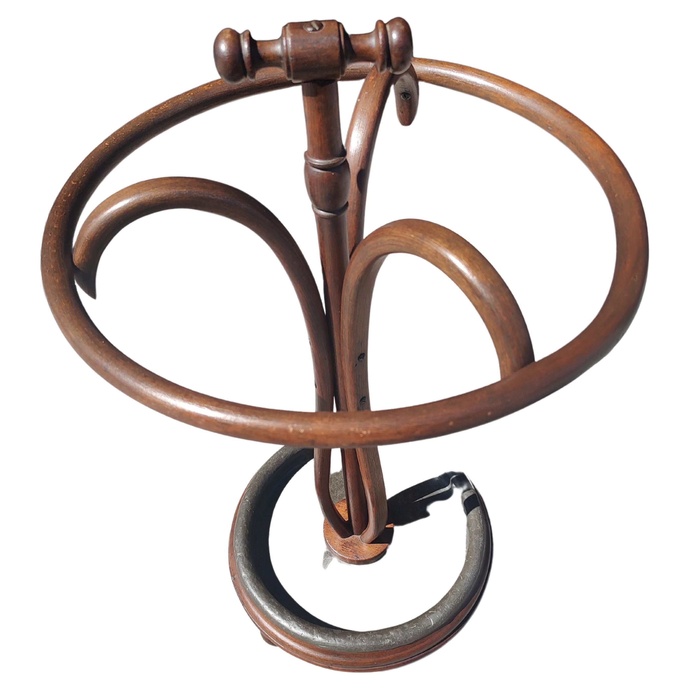 Una forma favolosa e rara da trovare. Ampio piano in legno curvato da 17 pollici di diametro con una maniglia centrata su 3 supporti verticali in legno curvato. Vassoio in piombo pesante per raccogliere l'umidità su una base in Oak con 3 piedini. La