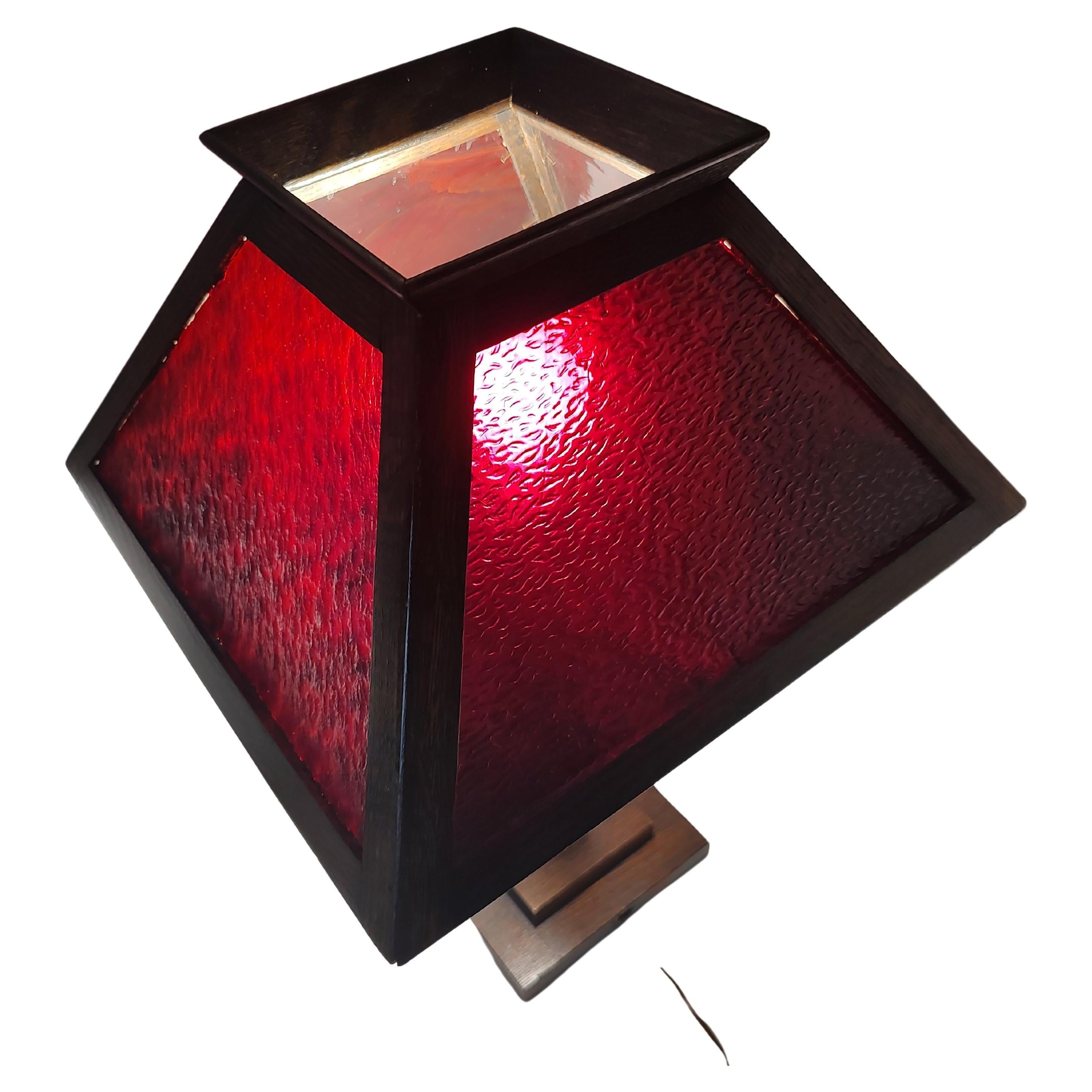Lampe de bureau Mission Arts & Crafts en chêne scié sur quartier avec verre à lambrequin rouge C1910 en vente 1