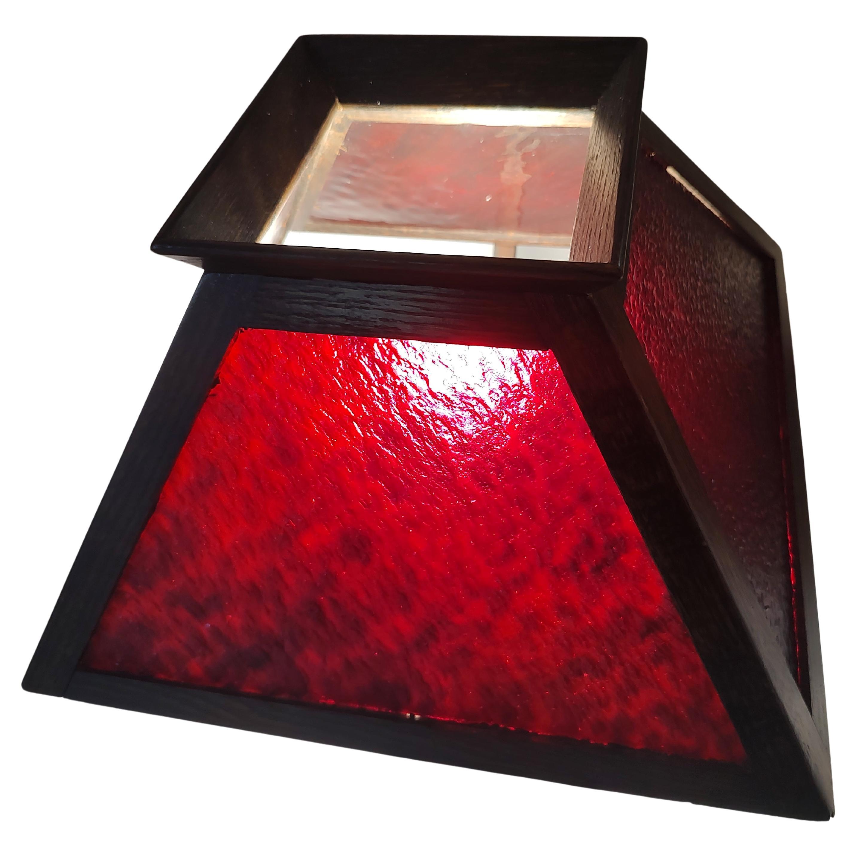 Tacheté Lampe de bureau Mission Arts & Crafts en chêne scié sur quartier avec verre à lambrequin rouge C1910 en vente