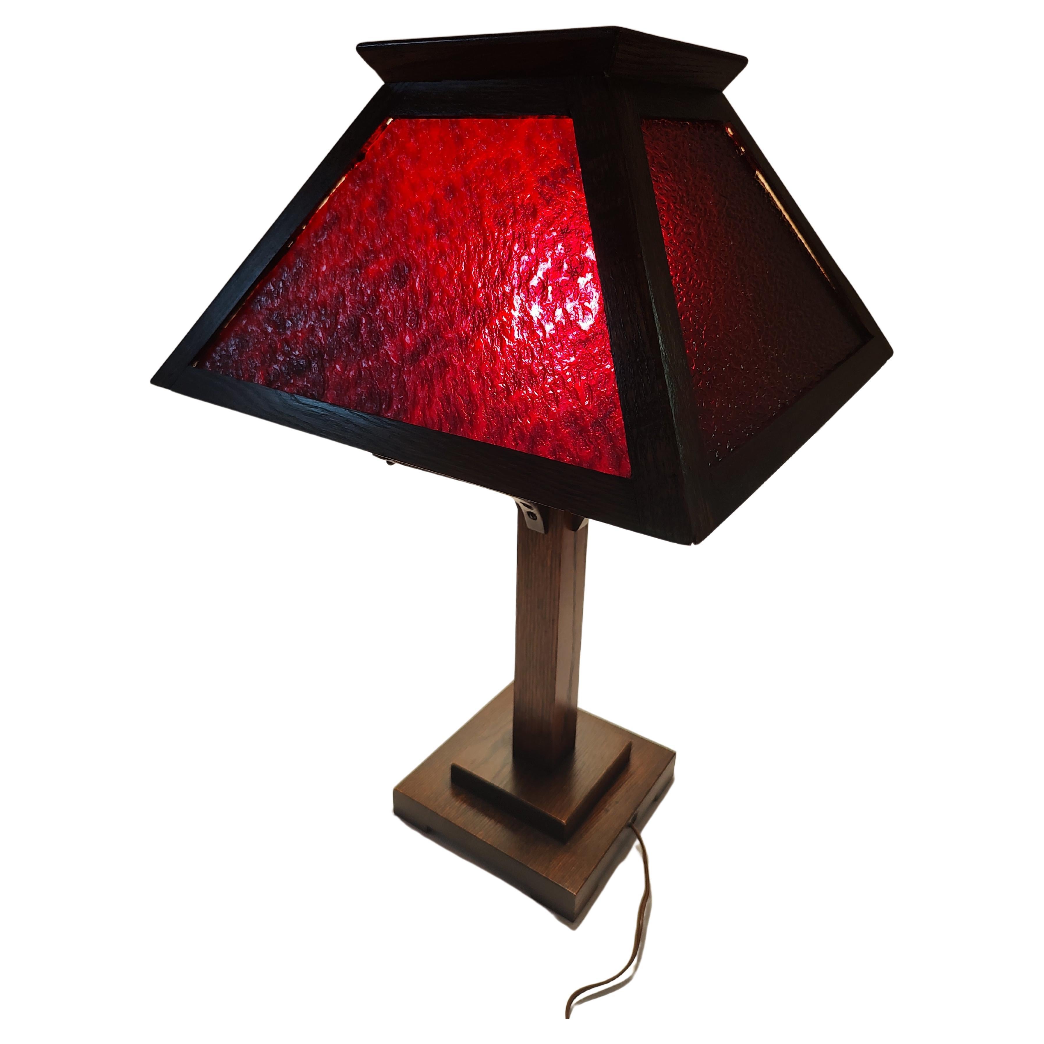 Lampe de bureau Mission Arts & Crafts en chêne scié sur quartier avec verre à lambrequin rouge C1910 en vente