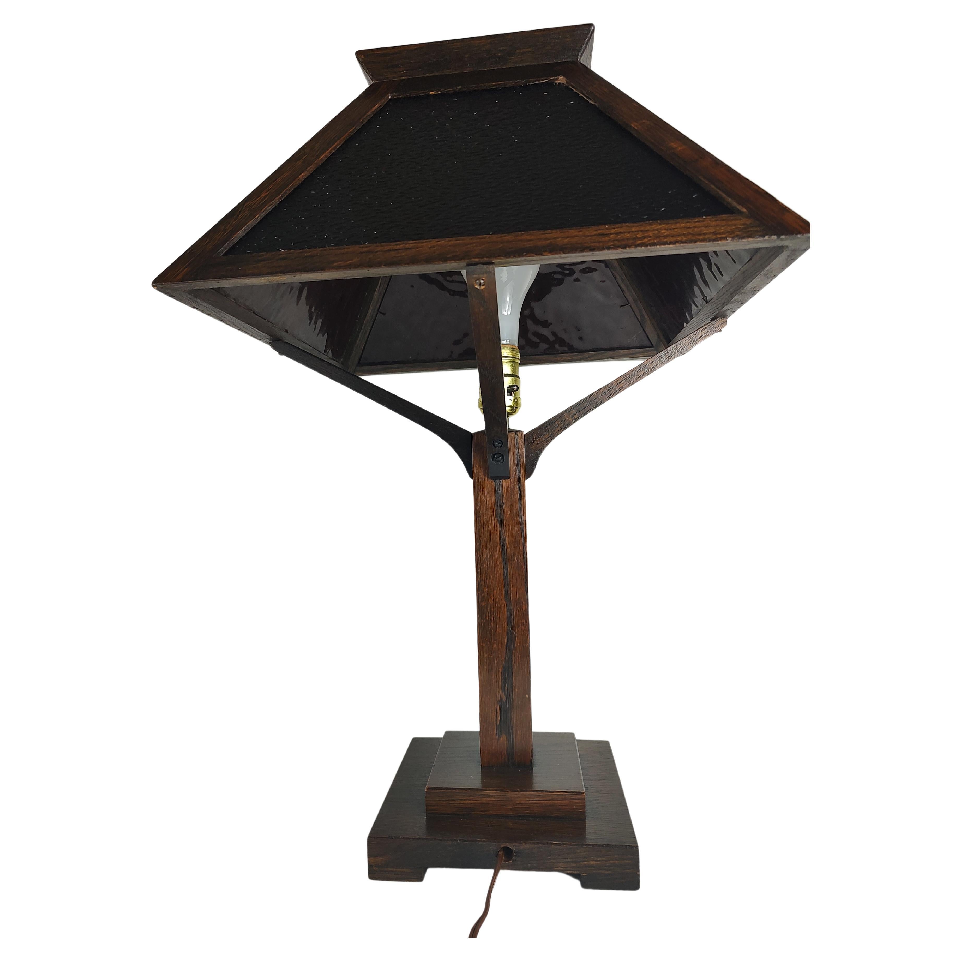 Adirondack Lampe de bureau Mission Arts & Crafts en chêne scié sur quartier avec verre à lambrequin rouge C1910 en vente