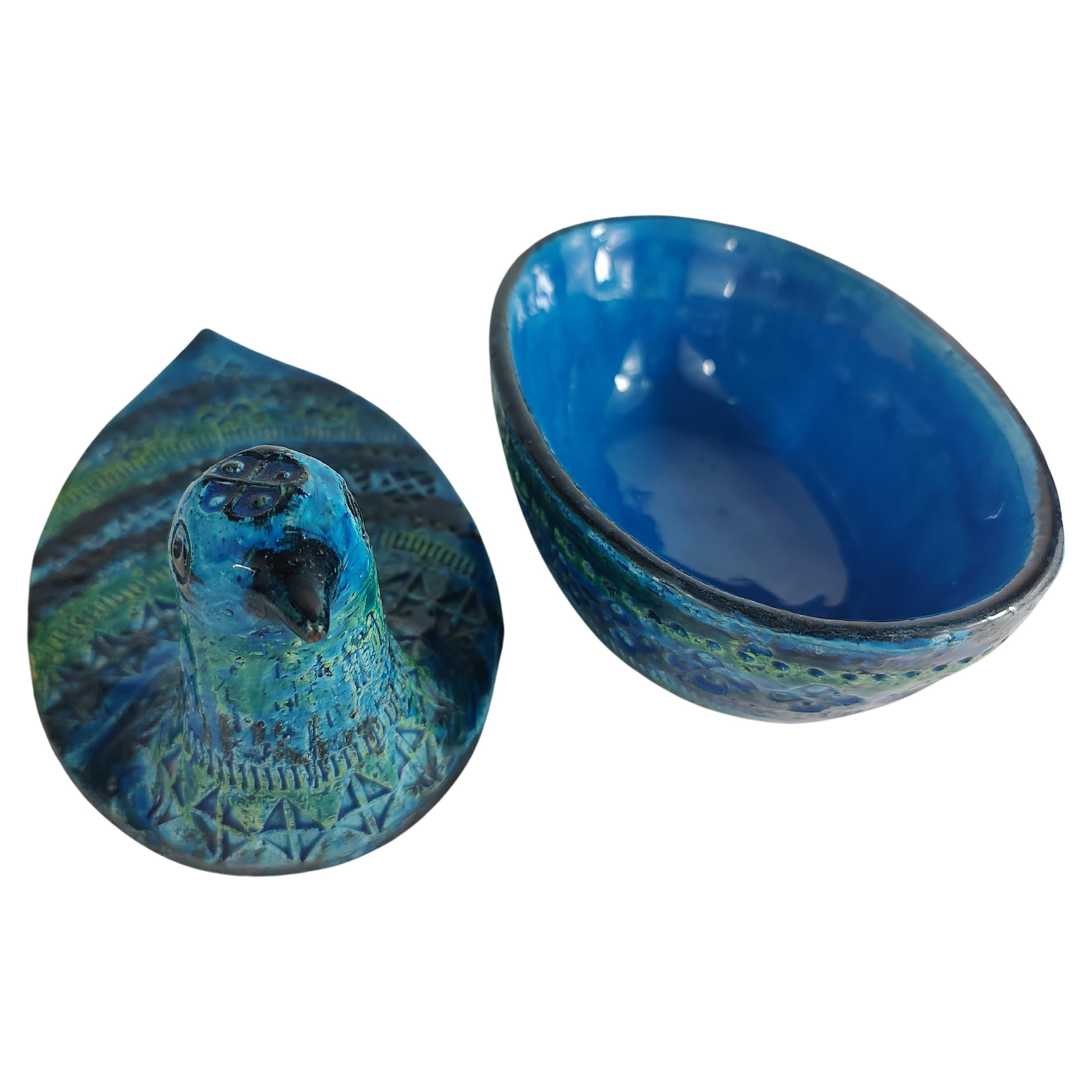 Fabuleuse jarre couverte à deux pièces en forme de poule  - oiseau émaillé en bleu Rimini par Aldo Londi et Bitossi. Une belle réalisation et une  combinaison de couleurs très sereine avec des impressions fantastiques. Créée en Italie au milieu des